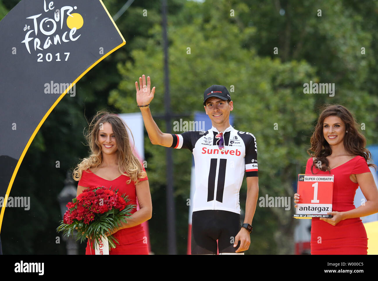 Warren Barguil di Francia festeggia sul podio presentazioni dopo aver vinto miglior scalatore al Tour de France a Parigi il 23 luglio 2017. Foto di David Silpa/UPI Foto Stock