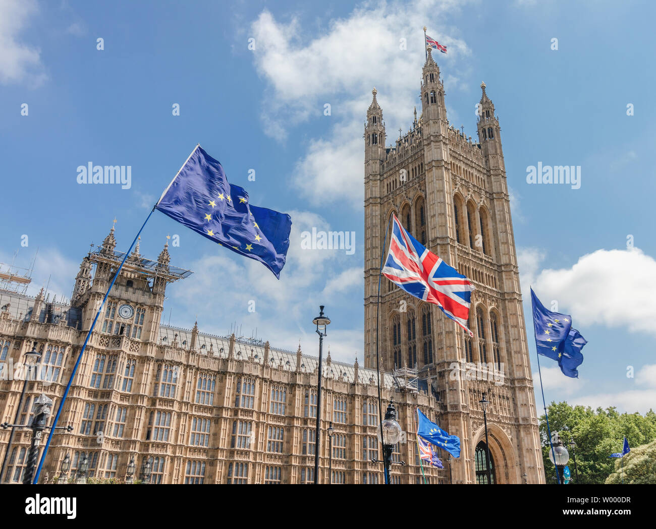 London / UK - 26 Giugno 2019 - Unione Europea e Unione Jack bandiere sventolano al di fuori del Parlamento britannico, sorretto da Pro-UE anti-Brexit manifestanti Foto Stock