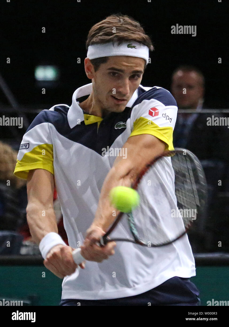 Pierre-Hugues Herbert della Francia colpisce un colpo durante il suo match di primo turno contro Feliciano Lopez di Spagna al Rolex Masters di Parigi a Parigi il 31 ottobre 2017. Lopez sconfitto Herbert 7-6 (4), 6-3 di anticipo per il 2° round. Foto di David Silpa/UPI Foto Stock