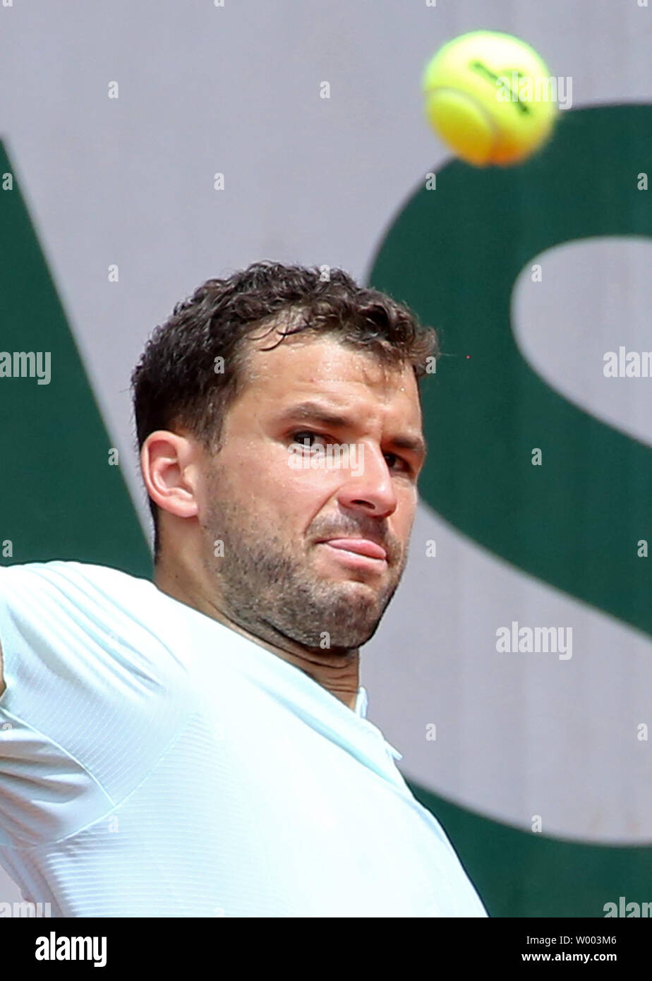 Grigor Dimitrov di Bulgaria colpisce un colpo durante il suo francese Open uomini del terzo round match contro Fernando Verdasco di Spagna al Roland Garros di Parigi il 1 giugno 2018. Verdasco sconfitto Dimitrov 7-6 (4), 6-2, 6-4 per avanzare al quarto round. Foto di David Silpa/UPI Foto Stock