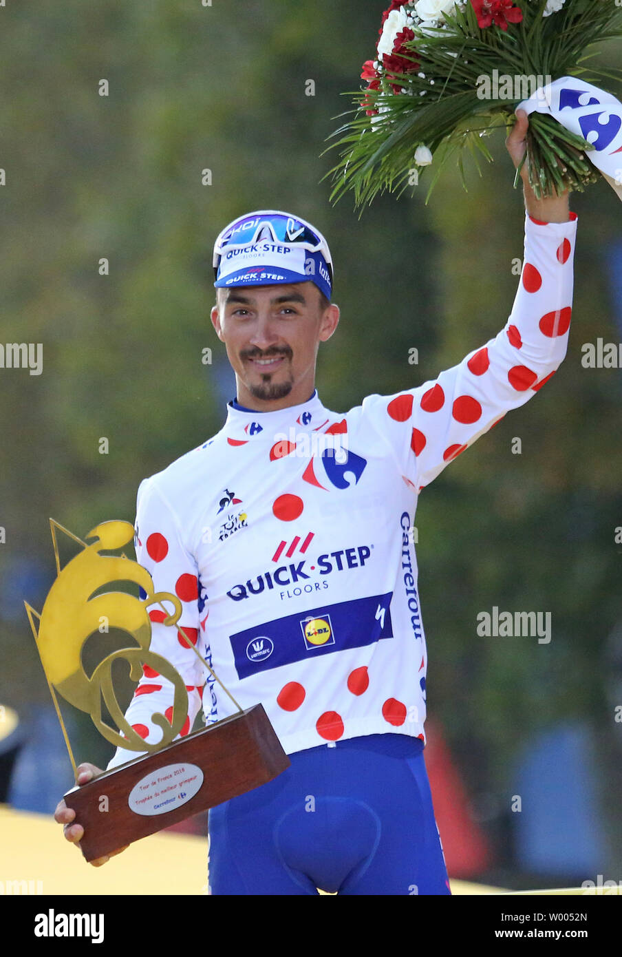 Julian Alaphilippe della Francia arriva sul podio presentazioni dopo aver vinto il miglior scalatore jersey al Tour de France a Parigi il 29 luglio 2018. Geraint Thomas rivendicato il suo primo Tour de France vittoria, diventando il primo gallese a vincere l'evento. Foto di David Silpa/UPI Foto Stock