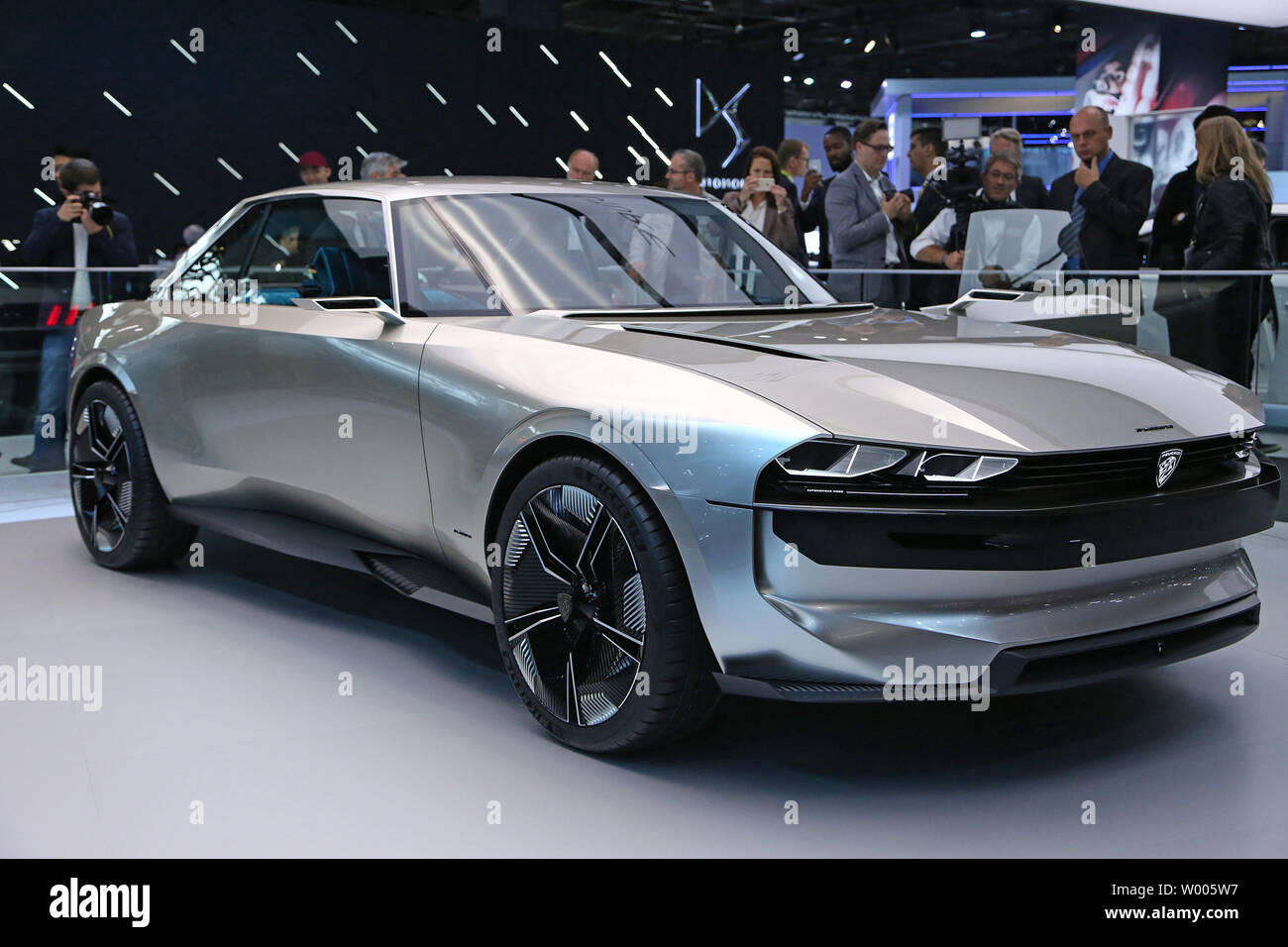 Una Peugeot E-legenda viene visualizzato sul display durante la giornata della stampa alla biennale Motor Show di Parigi a Parigi il 2 ottobre 2018. La mostra il primo motore mostrano al mondo risalente al 1898, apre al pubblico il 4 ottobre e scorre attraverso il 14 ottobre. Foto di David Silpa/UPI Foto Stock