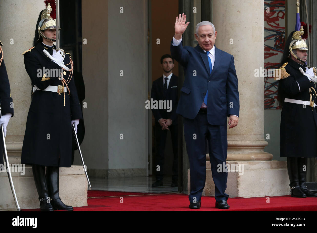 Il premier israeliano Benyamin Netanyahu arriva all'Elysee Palace a partecipare a un pranzo speciale al tra cui decine di capi di Stato e di governo, ospitato dal presidente francese Emmanuel Macron sul centesimo anniversario della prima guerra mondiale il giorno dell'Armistizio Novembre 11, 2018. I coniugi hanno partecipato ad un pranzo per i coniugi al Chateau de Versailles al di fuori della capitale. Foto di Eco Clemente/UPI Foto Stock