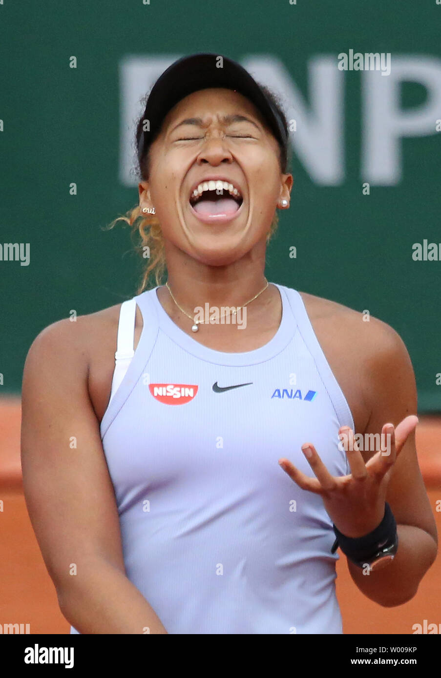 Naomi di Osaka in Giappone reagisce dopo un colpo durante il suo French Open donna secondo round match contro Victoria Azarenka della Bielorussia al Roland Garros di Parigi il 30 maggio 2019. Osaka sconfitto Azarenka 4-6, 7-5, 6-3 per avanzare alla terza rotonda. Foto di David Silpa/UPI Foto Stock