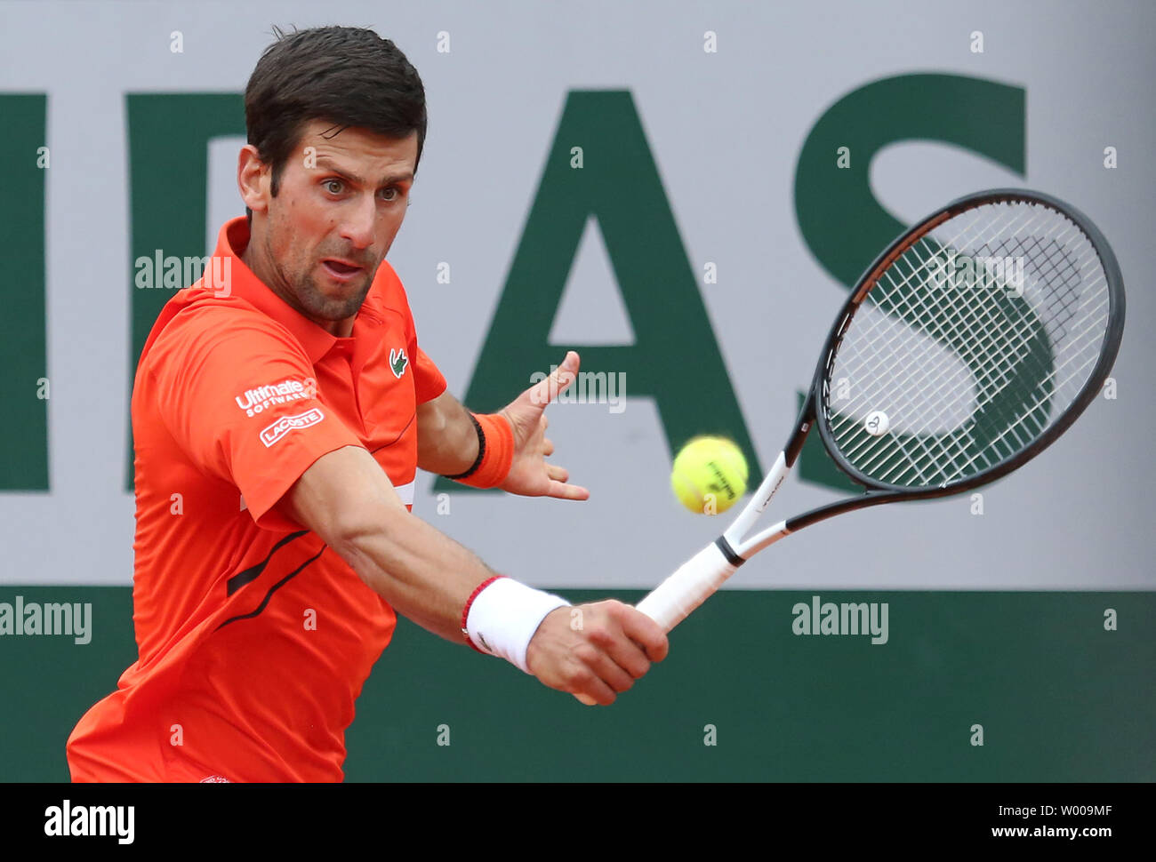 Novak Djokovic di Serbia colpisce un colpo durante il suo French Open uomini secondo round match contro Henri Laaksonen della Svizzera al Roland Garros di Parigi il 30 maggio 2019. Djokovic sconfitto Laaksonen 6-1, 6-4, 6-3 per avanzare alla terza rotonda. Foto di David Silpa/UPI Foto Stock