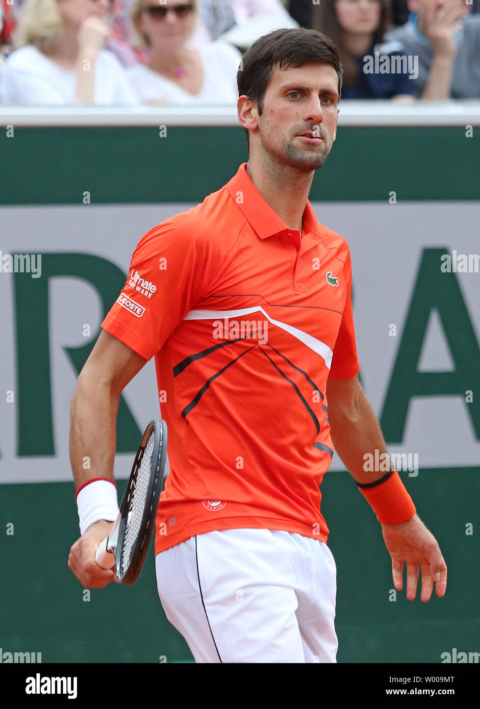 Novak Djokovic di Serbia pause durante il suo French Open uomini secondo round match contro Henri Laaksonen della Svizzera al Roland Garros di Parigi il 30 maggio 2019. Djokovic sconfitto Laaksonen 6-1, 6-4, 6-3 per avanzare alla terza rotonda. Foto di David Silpa/UPI Foto Stock