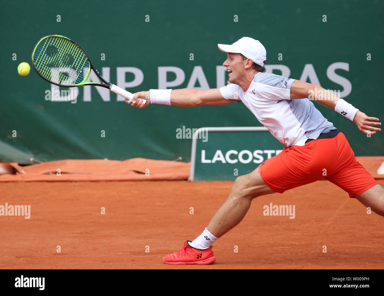 Casper Ruud di Norvegia colpisce un colpo durante il suo francese Open uomini del terzo round match contro Roger Federer al Roland Garros di Parigi il 31 maggio 2019. Federer sconfitto Ruud 6-3, 6-1, 7-6 (8) per avanzare al quarto round. Foto di David Silpa/UPI Foto Stock