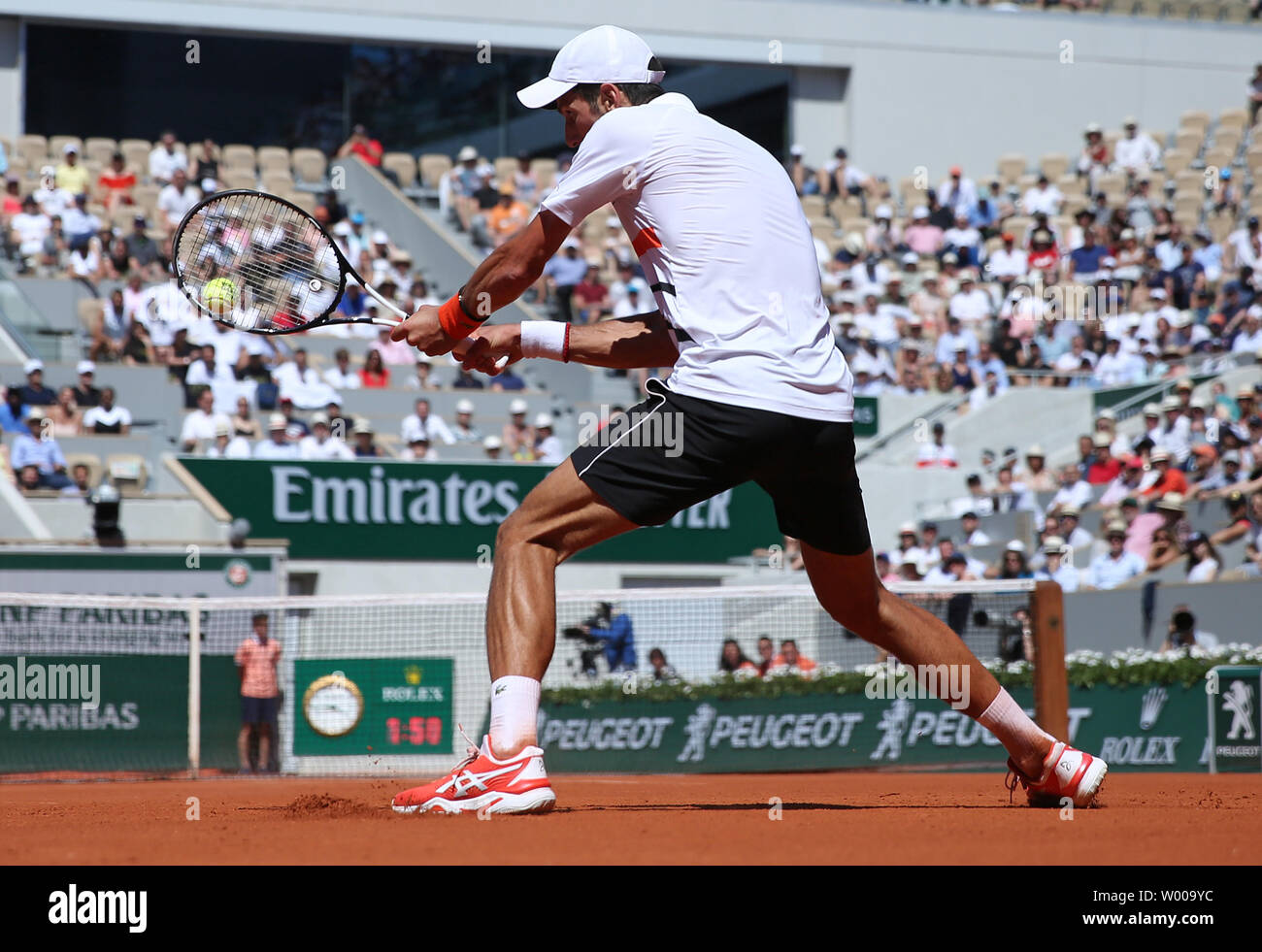 Novak Djokovic di Serbia colpisce un colpo durante il suo francese Open uomini del terzo round match contro Salvatore Caruso d'Italia al Roland Garros di Parigi il 1 giugno 2019. Djokovic sconfitto Salvatore 6-3, 6-3, 6-2 per avanzare al quarto round. Foto di David Silpa/UPI Foto Stock