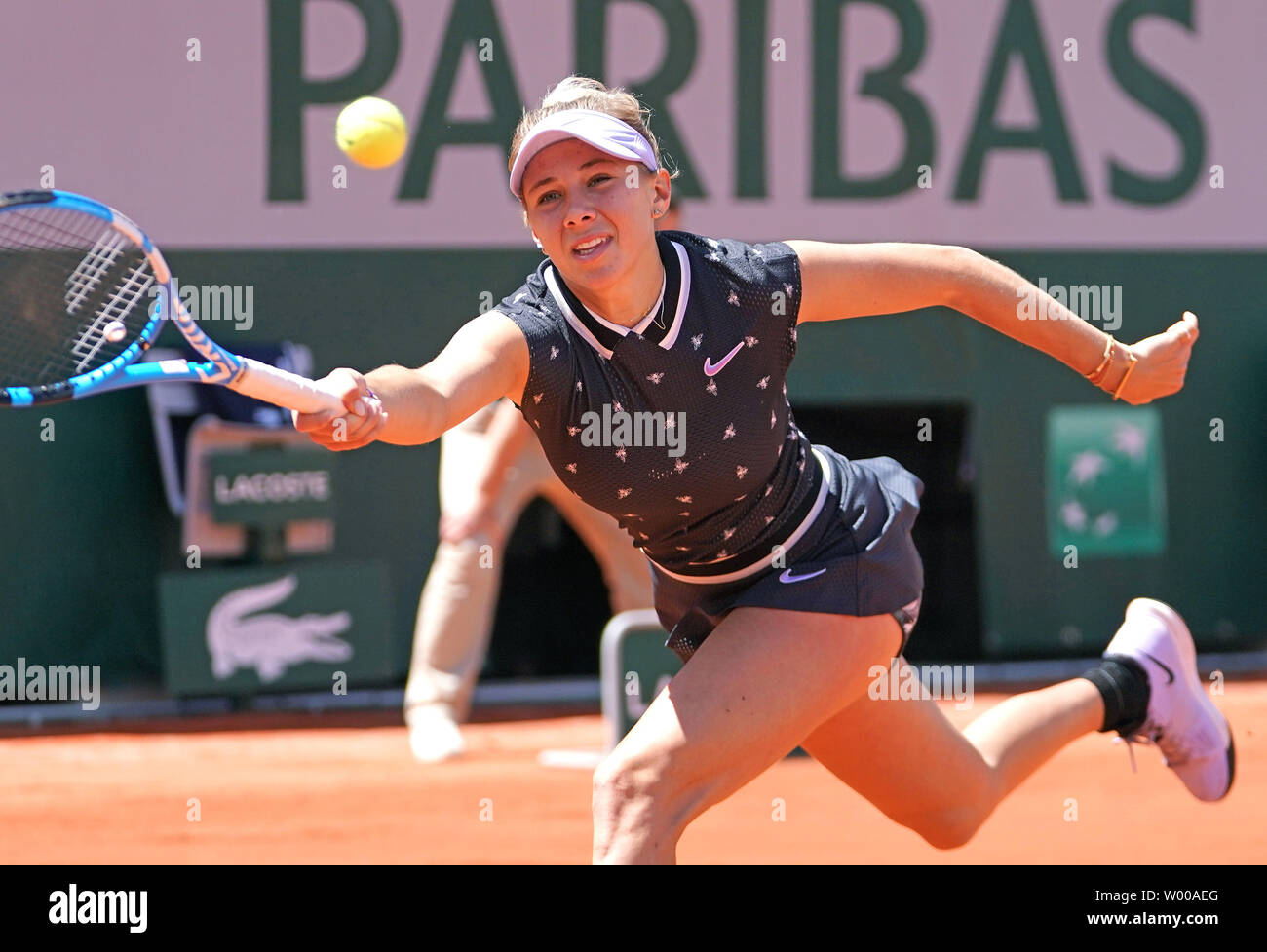American Amanda Anisimova colpisce un colpo durante il suo French Open donna quarterfinal match contro Simona Halep della Romania al Roland Garros di Parigi il 6 giugno 2019. Anisimova sconfitto Halep 6-2, 6-4 per avanzare fino alle semifinali. Foto di David Silpa/UPI Foto Stock