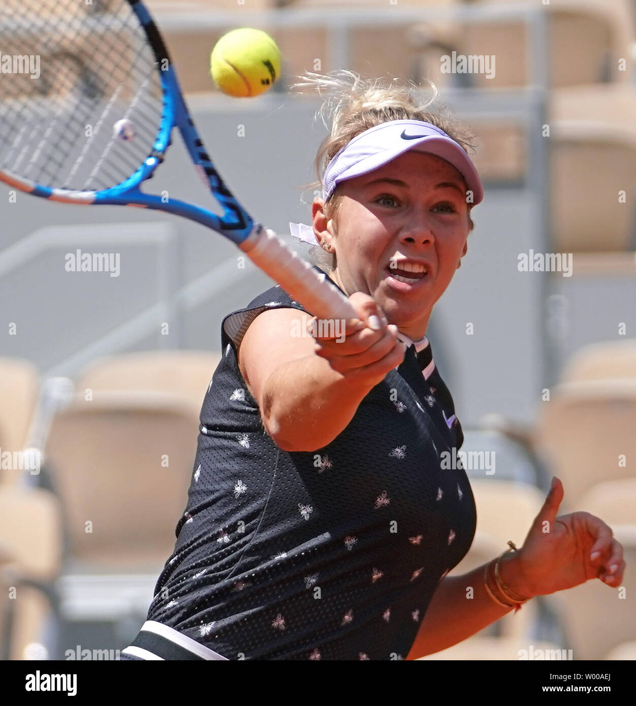 American Amanda Anisimova colpisce un colpo durante il suo French Open donna quarterfinal match contro Simona Halep della Romania al Roland Garros di Parigi il 6 giugno 2019. Anisimova sconfitto Halep 6-2, 6-4 per avanzare fino alle semifinali. Foto di David Silpa/UPI Foto Stock