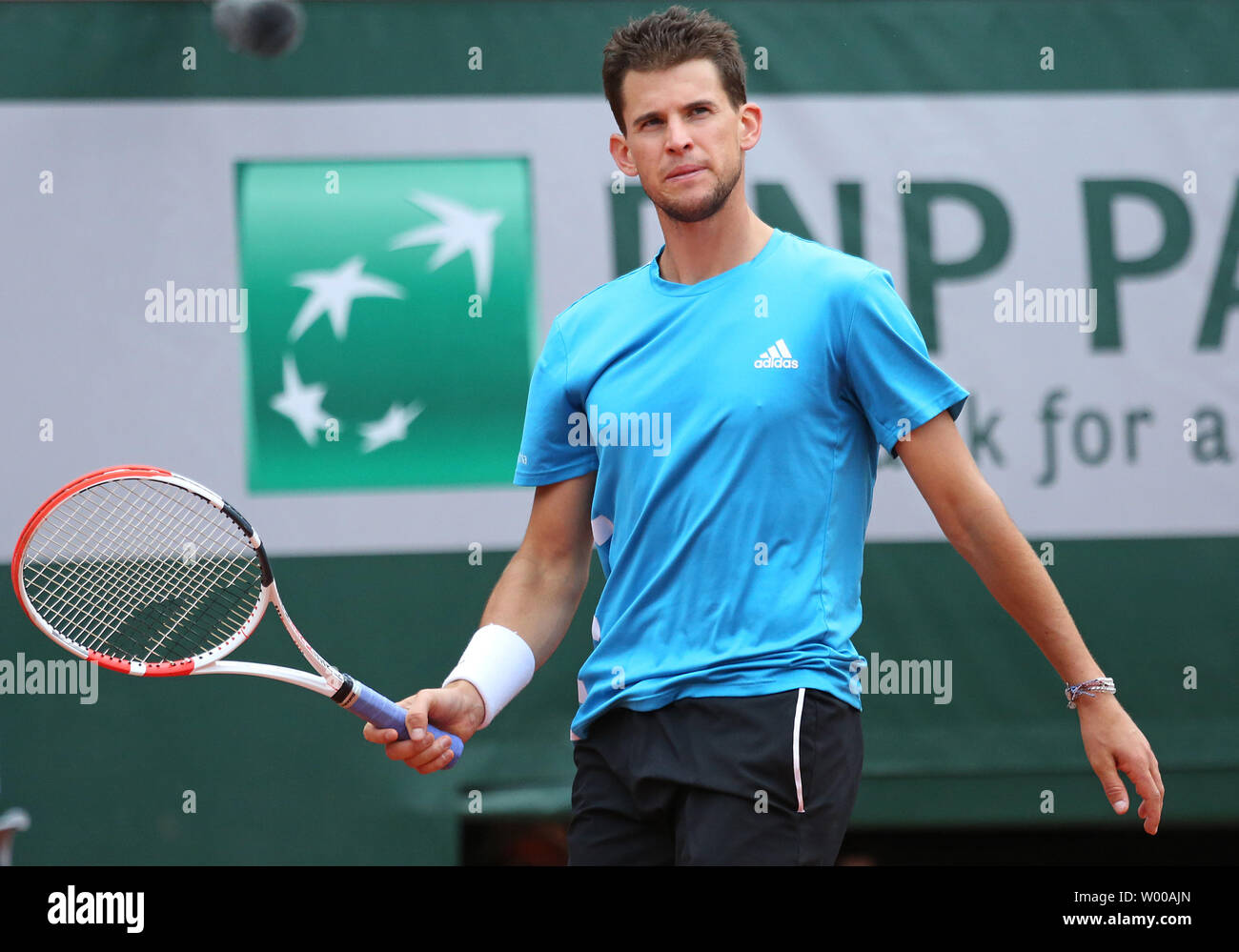 Dominic Thiem dell'Austria si interrompe durante il suo aperto francese semifinali match contro Novak Djokovic di Serbia a Roland Garros a Parigi il 7 giugno 2019. Foto di David Silpa/UPI Foto Stock