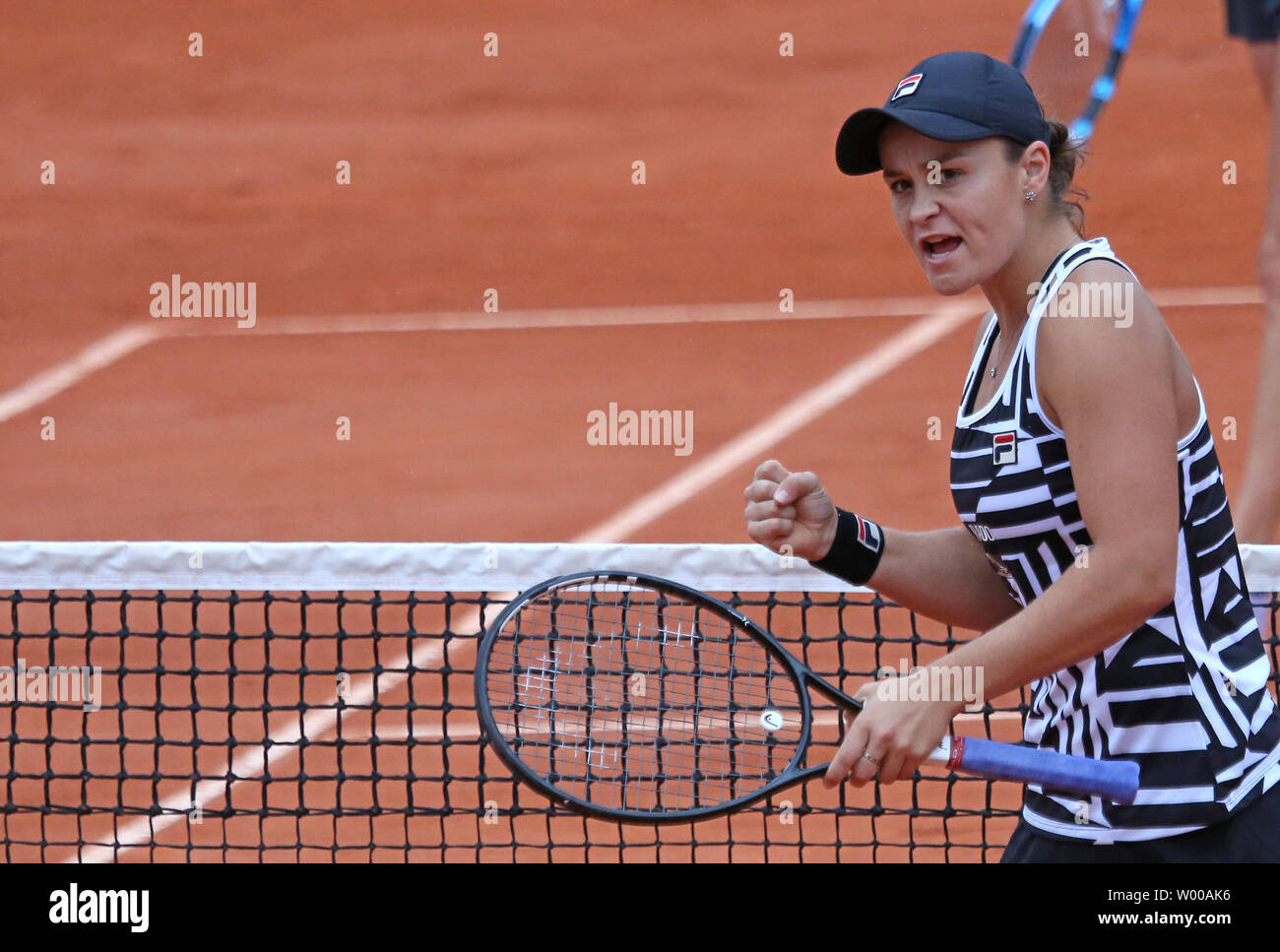 Australian Ashleigh Barty reagisce dopo un colpo durante il suo French Open femminile semifinali match contro American Amanda Anisimova al Roland Garros di Parigi il 7 giugno 2019. Barty sconfitto Anisimova 6-7 (4), 6-3, 6-3 di anticipo per le finali. Foto di David Silpa/UPI Foto Stock