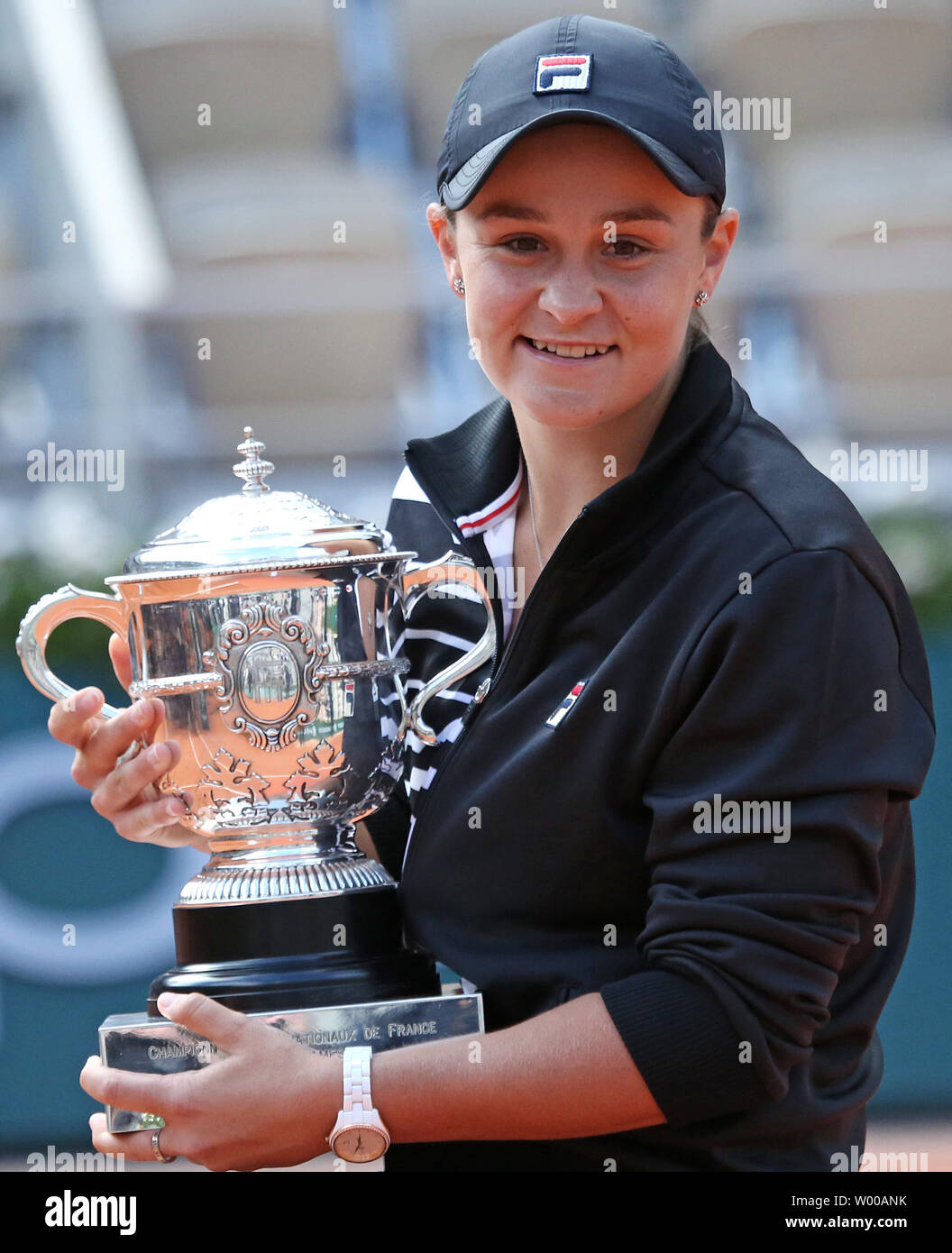 Australian Ashleigh Barty detiene il trofeo del campionato dopo aver vinto il suo French Open femminile match finale contro Marketa Vondrousova della Repubblica ceca al Roland Garros di Parigi il 8 giugno 2019. Barty sconfitto Vondrousova 6-1, 6-3 per vincere il suo primo campionato importante. Foto di David Silpa/UPI Foto Stock