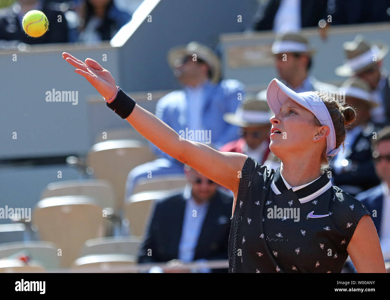 Marketa Vondrousova della Repubblica ceca serve durante il suo French Open femminile match finale contro Australian Ashleigh Barty al Roland Garros di Parigi il 8 giugno 2019. Barty sconfitto Vondrousova 6-1, 6-3 per vincere il suo primo campionato importante. Foto di David Silpa/UPI Foto Stock