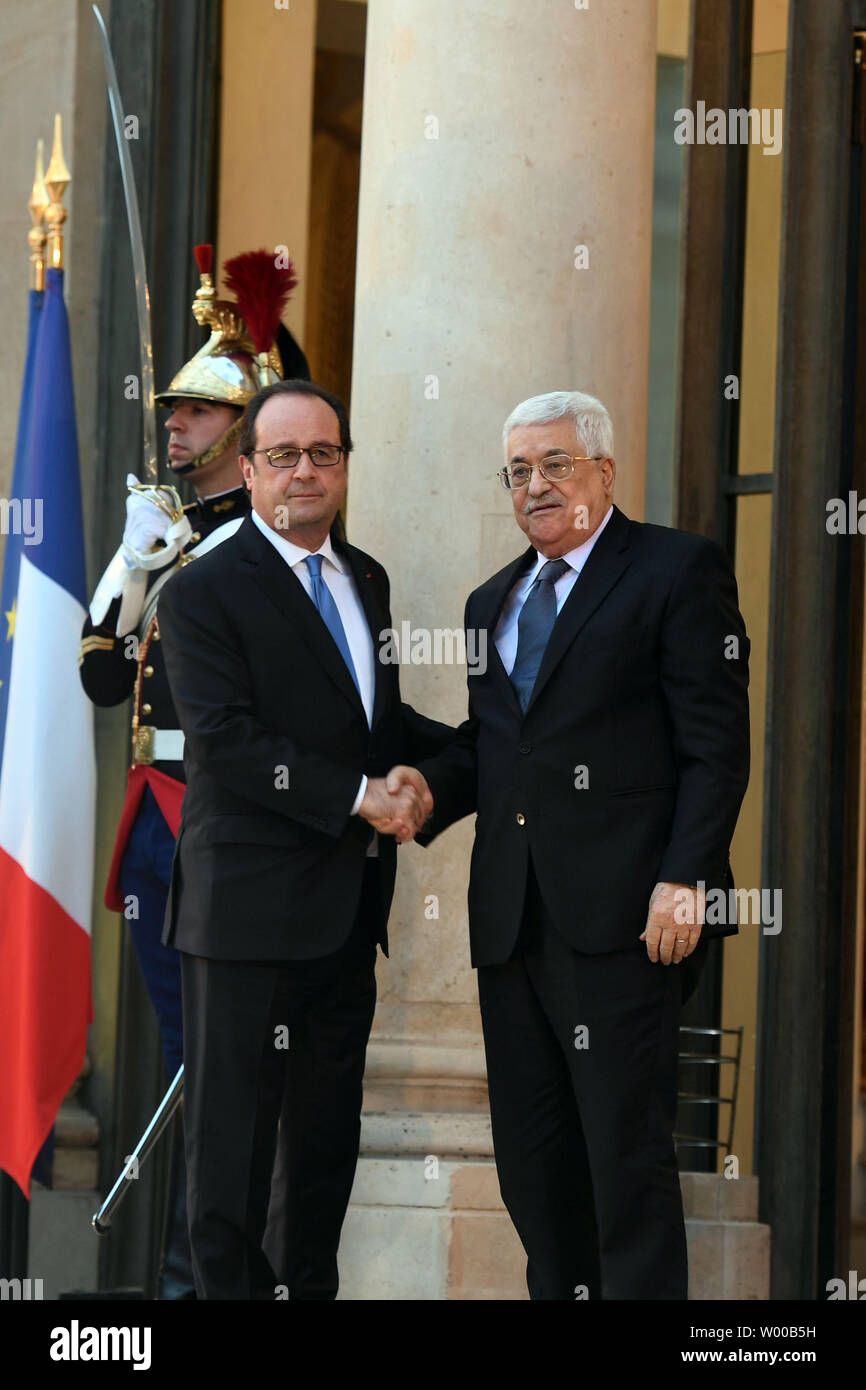 Il presidente palestinese Mahmoud Abbas (Abu Mazen) stringe la mano con il Presidente francese Francois Hollande a Parigi il 21 luglio 2016. Foto di Thaer Ghanaim Foto Stock