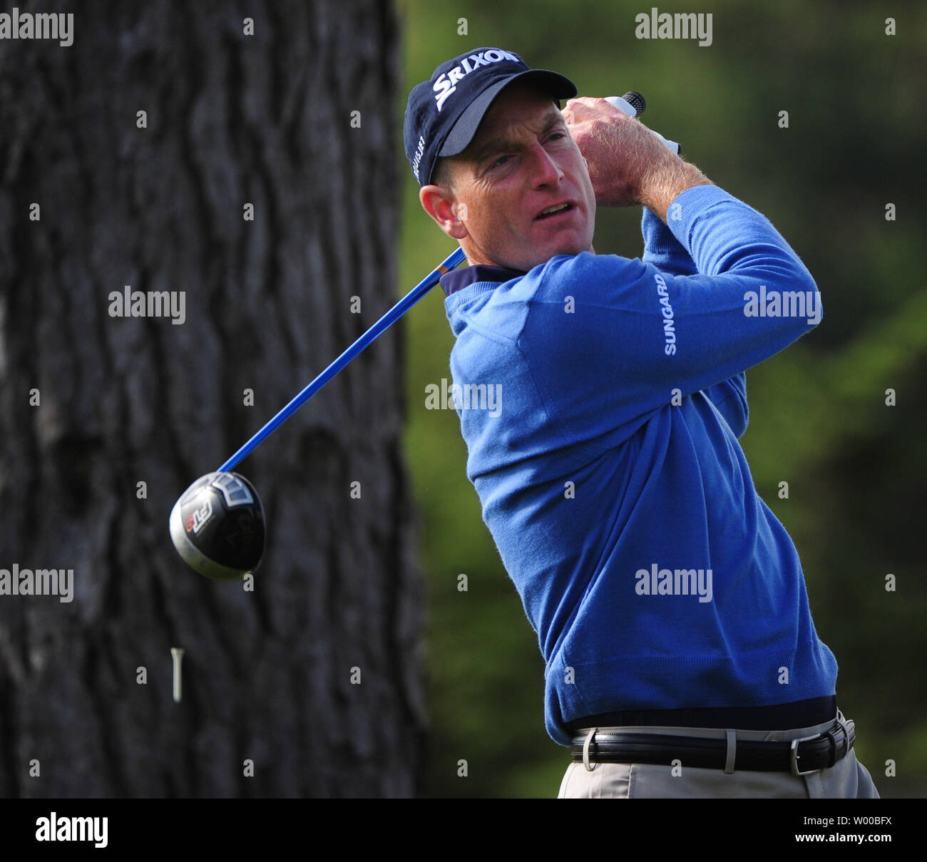 Jim Furyk guarda il suo tee-shot sul tredicesimo foro nel primo round di U.S. Aprire Pebble Beach, in California, il 17 giugno 2010. UPI/Kevin Dietsch Foto Stock