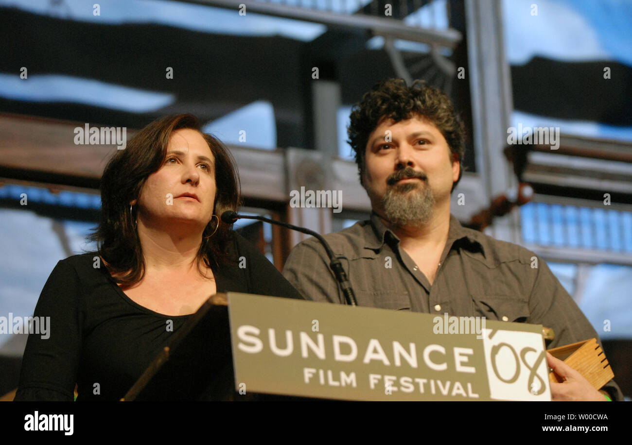 Co-Directors Tia Lessin (L) e Carl Deal accettare il premio per il Gran Premio della giuria nella categoria documentario per il loro film 'Problemi l' acqua al Sundance Film Festival cerimonia di premiazione presso il Racquet Club teatro in Park City, Utah il 26 gennaio 2008. (UPI foto/Alexis C. Glenn) Foto Stock