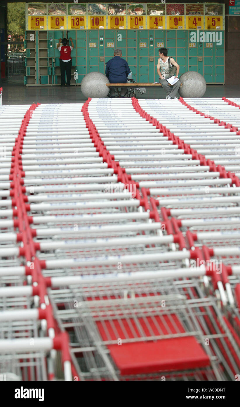 Centinaia di carrelli di shopping sono parcheggiate al di fuori di un normalmente occupato shopping center a Pechino il 16 giugno 2009. Molti dei principali della città centri commerciali hanno registrato un forte calo di clienti a causa di il paese del rallentamento economico. (UPI foto/Stephen rasoio) Foto Stock