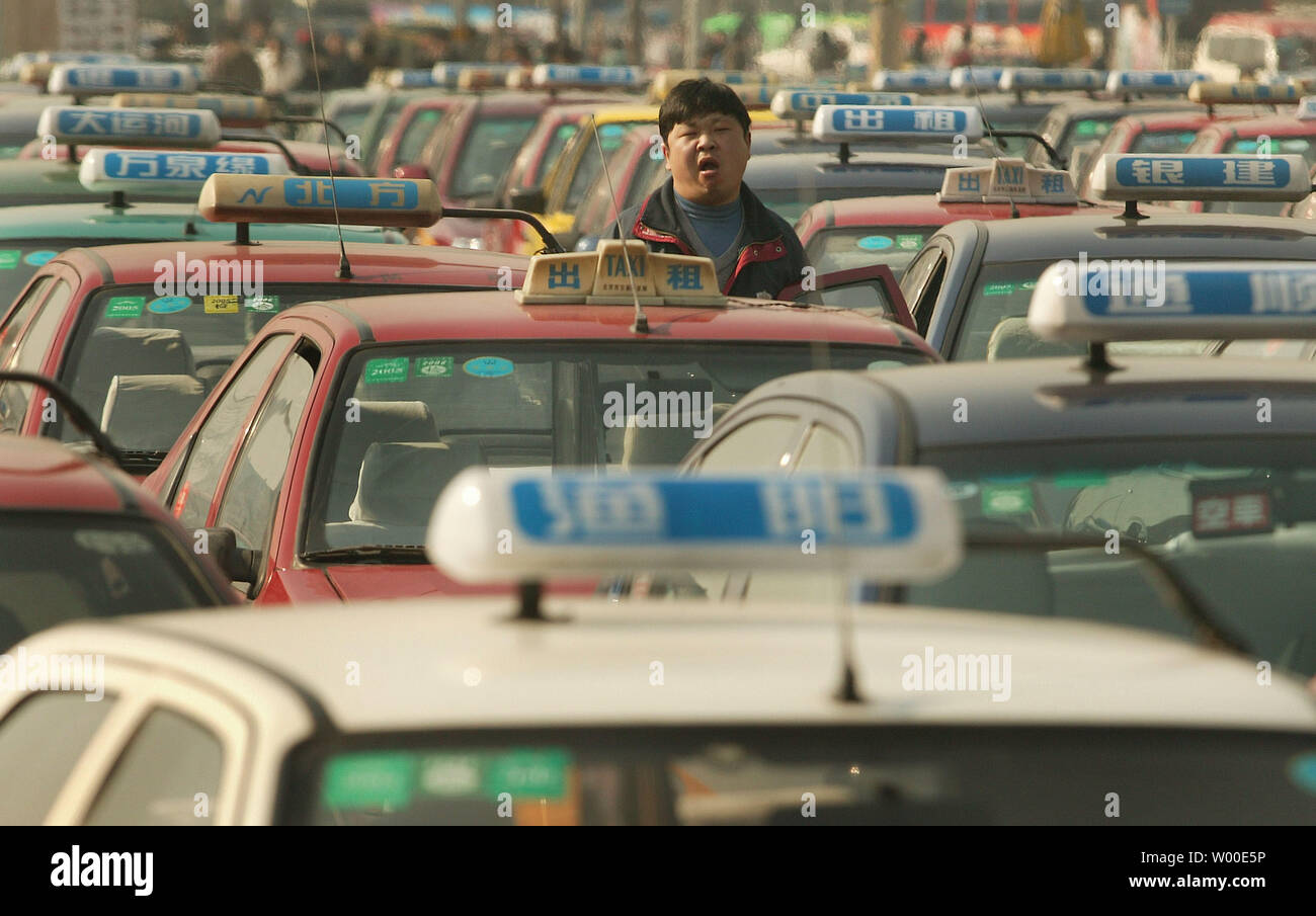 Centinaia di conducenti di taxi attendere per i passeggeri a uno di Pechino la stazioni ferroviarie principali, a Pechino in Cina il 9 febbraio 2006. Il power-starved capitale cinese e nazione grope di modi, comprese le fonti di energia alternativa al carburante la crescita mantenendo la Cina a motore acceso. (UPI foto/Stephen rasoio) Foto Stock