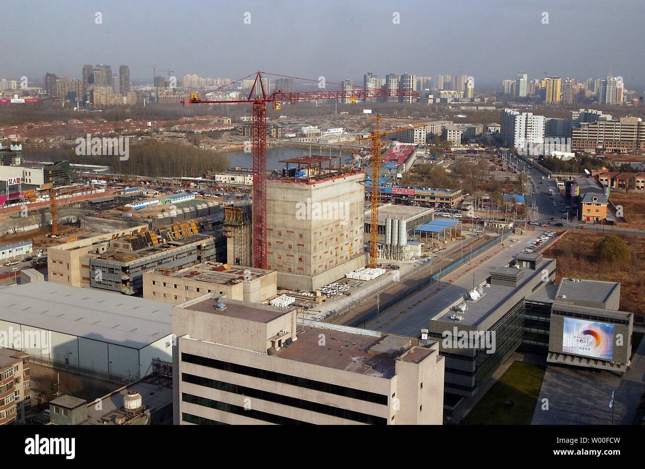 Mostrato in una vista aerea, la nuova ambasciata degli Stati Uniti è in costruzione nel centro di Pechino su dicembre 06, 2006. La Cina è aggressivo corteggiamento avversari degli Stati Uniti in Africa, in Asia e in America Latina per garantire a lungo termine le forniture di petrolio. (UPI foto/Stephen rasoio) Foto Stock