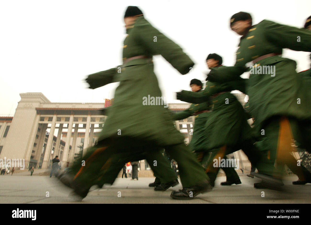 Soldati cinesi marzo del passato il museo della rivoluzione culturale nel centro di Pechino, Cina, il 21 gennaio 2007 la Cina globale della forza militare è scesa da 1,7 milioni di truppe dal 1985 ed è stimato a riposo a 2,3 milioni, ancora il più grande del mondo di forza, secondo una ha rilasciato di recente libro bianco del governo sulla difesa nazionale. (UPI foto/Stephen rasoio) Foto Stock