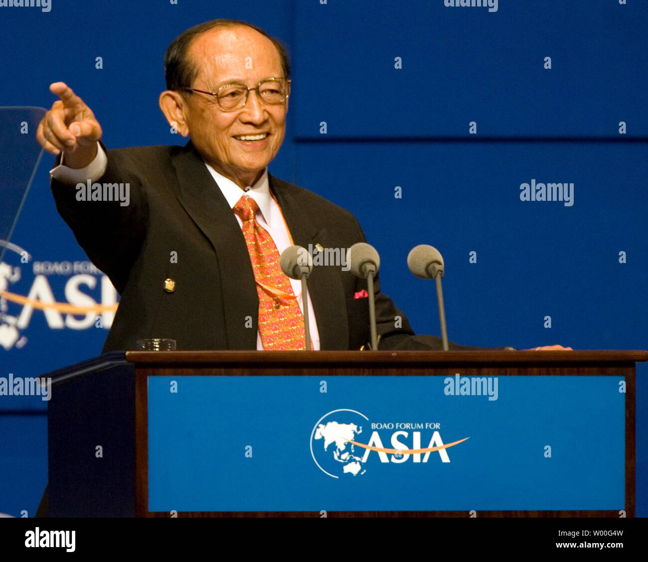 Fidel V. Ramos, presidente del consiglio di amministrazione di Boao Forum per Asia , ex Presidente delle Filippine , dà un discorso di benvenuto durante la sessione di apertura del Forum Boao per l Asia 2007 che si terrà in una piccola città costiera di Boao, nella provincia di Hainan in Cina il sabato, 21 aprile 2007. L annuale Asian Economic Forum aperto in Cina sabato con un obiettivo di integrare le diverse economie nella regione asiatica. (UPI foto/Stephen rasoio) Foto Stock
