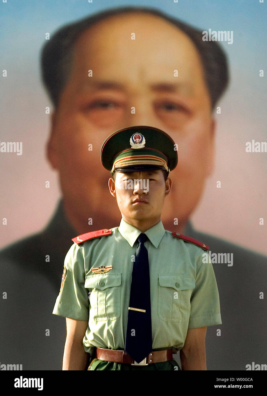 Un soldato sta di guardia di fronte a Piazza Tiananmen del nord della tribuna, caratterizzate da una massiccia ritratto della Cina al fine helsman Mao Zedong, a Pechino in Cina in giugno, 4, 2007. Il 4 giugno, 1989, Popolo della Esercito di Liberazione truppe e carri armati schiacciato studente-led pro-democrazia dimostrazioni centrata sulla Piazza Tiananmen, uccidendo forse migliaia di lavoratori e studenti. Piazza Tiananmen era tranquilla lunedì, e della Cina di media era silenzioso circa la sanguinosa repressione che ha avuto luogo in e attorno alla piazza 18 anni fa al giorno. (UPI foto/Stephen rasoio) Foto Stock