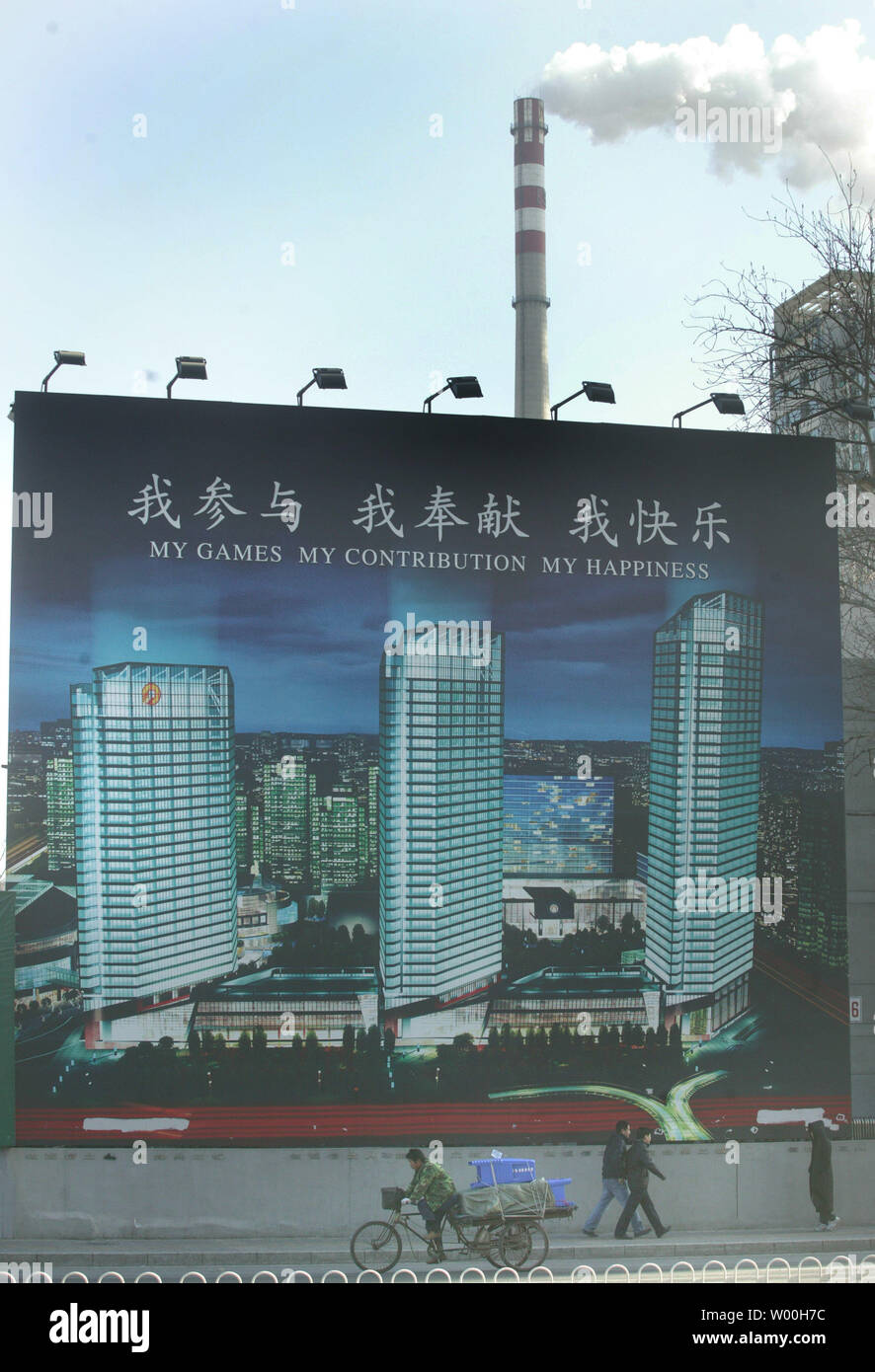 Pass cinese un gigante biilboard inneggiando Pechino la spinta verso la modernizzazione, compresa la riduzione dell'inquinamento, come fumo flutti di un fumaiolo in centrale di Pechino nel febbraio 05, 2008. La Cina che si trova di fronte a gravi problemi ambientali dovuti alla sua fiorente crescita economica, sarà il prossimo mese lancia la sua prima indagine a livello nazionale per individuare le fonti di inquinamento, i media di stato detto di recente. (UPI foto/Stepehn rasoio) Foto Stock