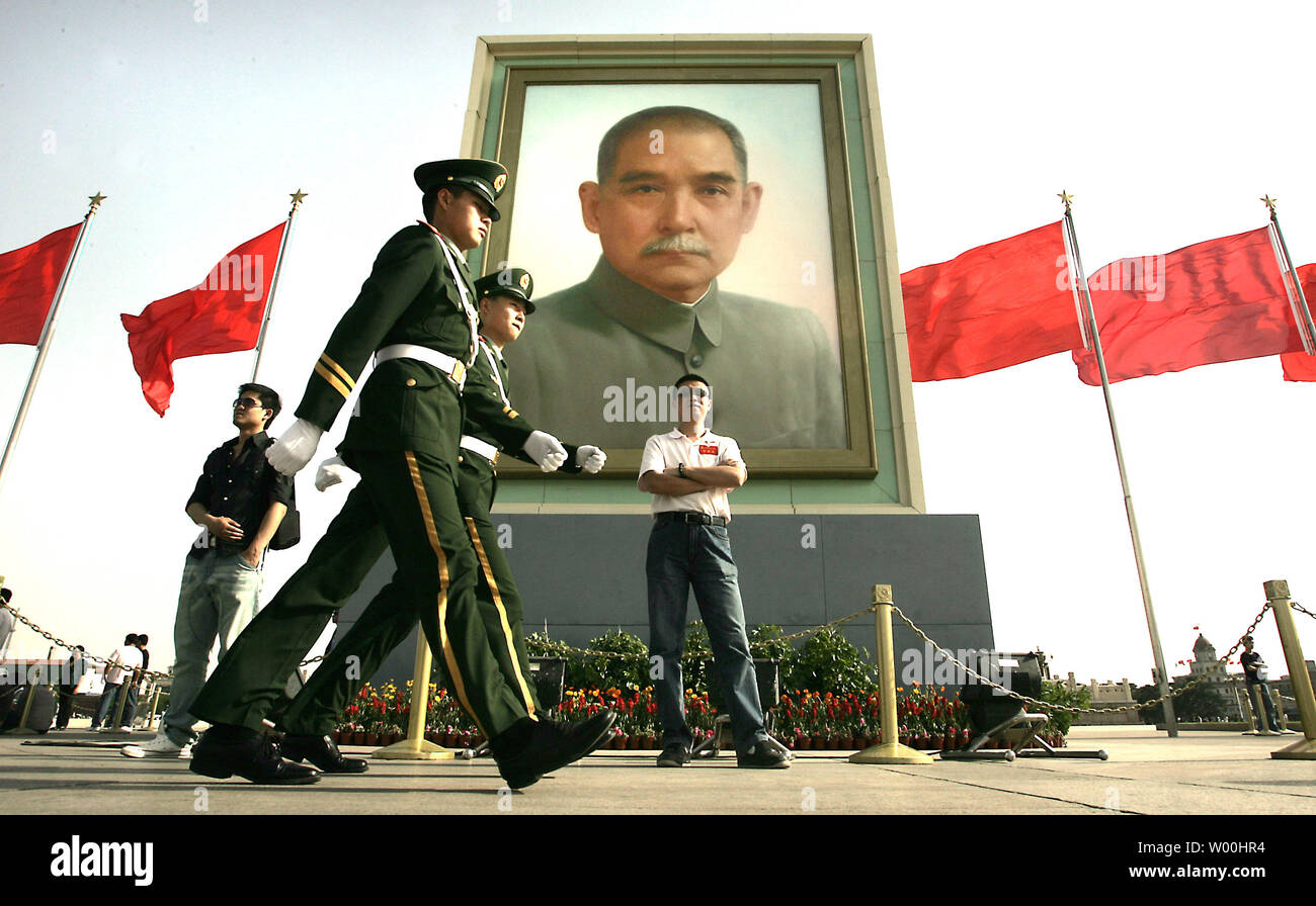 Cinese di polizia militare marzo passato un gigante ritratto di Sun Yat-sen, il padre della rivoluzione che rovesciò della Cina di ultimo imperatore nel 1911, sulla piazza Tiananmen il giorno di maggio a Pechino, 1 maggio 2008. (UPI foto/Stephen rasoio) Foto Stock