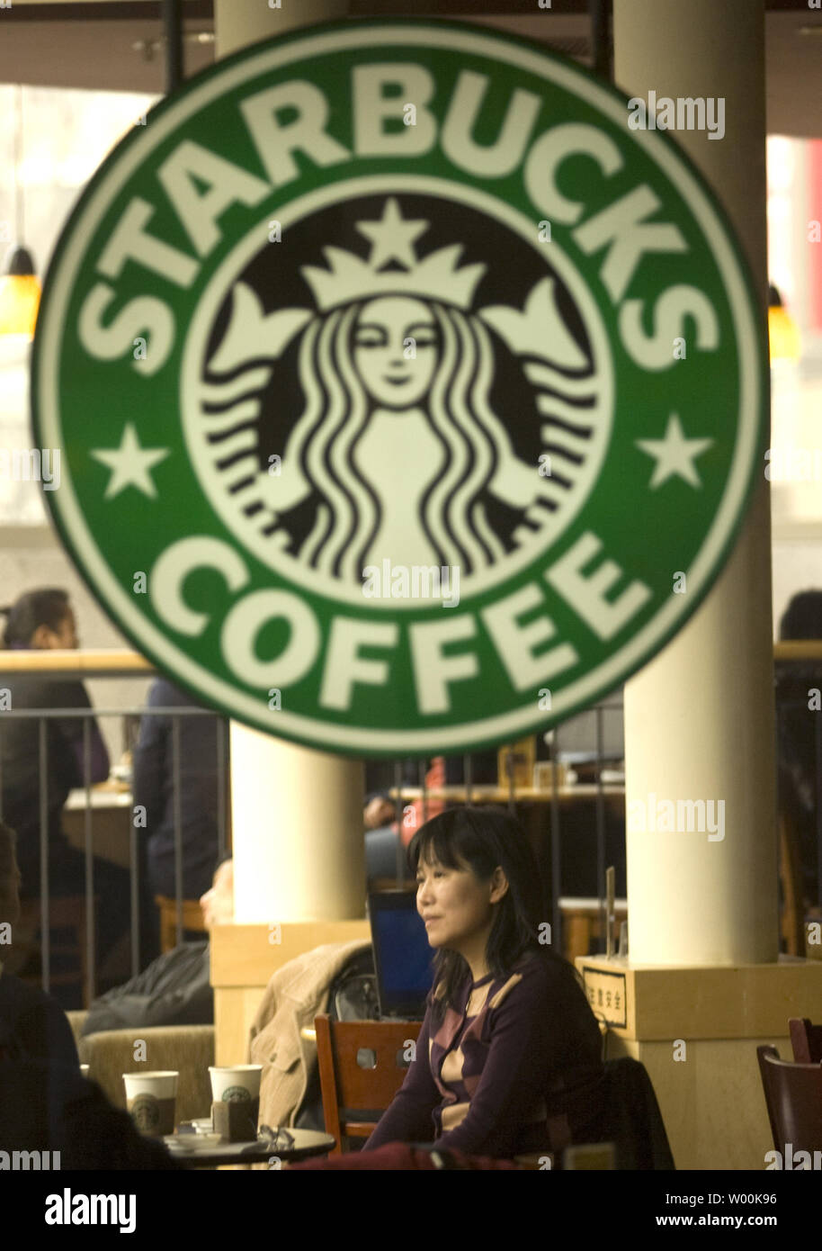Il cinese si raccolgono in uno Starbucks per il pranzo nel centro di Pechino, 17 gennaio 2009. Starbucks Corp. ha lanciato un nuovo marchio di caffè coltivate da parte degli agricoltori in Cina e ha detto che spera di poter esportare il blend di negozi in tutto il mondo. Il Seattle basata sulla società, che è stata la chiusura di negozi negli Stati Uniti per tagliare i costi, ha detto il suo nuovo blend è fatto in Cina sud-occidentale della provincia dello Yunnan. (UPI foto/Stephen rasoio) Foto Stock