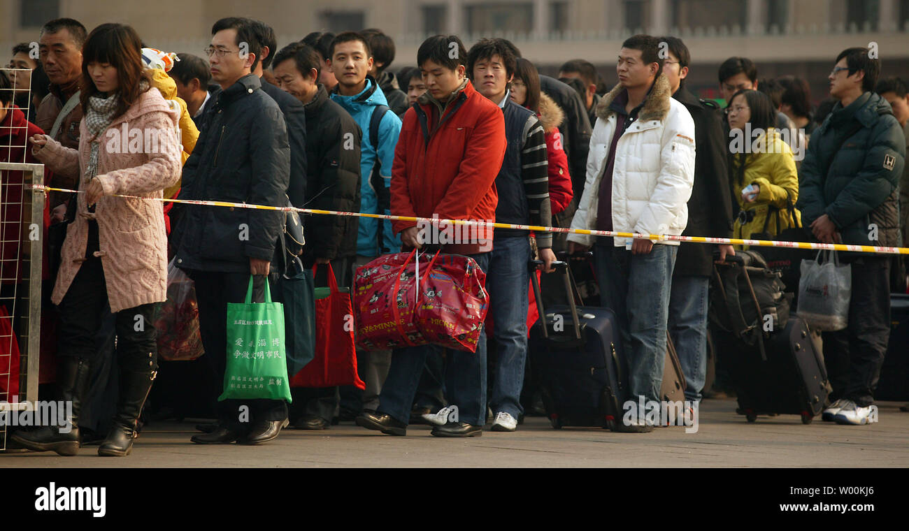 Nuovo anno lunare cinese i viaggiatori stand in linea presso uno di Pechino la stazioni ferroviarie principali Febbraio 04, 2009. Vicino a venti milioni di della Cina di lavoratori migranti sono tornati a casa dopo aver perso i loro posti di lavoro, con oltre la metà di ritornare disoccupati dalla città alla campagna. Il primo documento del governo di quest'anno ha avvertito 2009 sarà "eventualmente l'anno più difficili' dall'anno 2000. (UPI foto/Stephen rasoio) Foto Stock