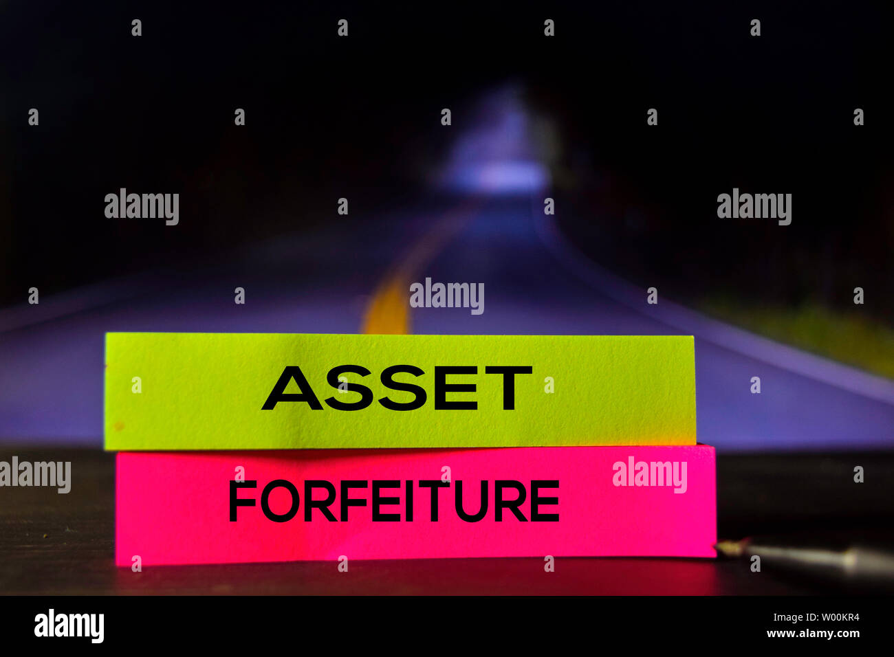 L' INCAMERAMENTO degli asset su foglietti adesivi con sfondo bokeh di fondo Foto Stock