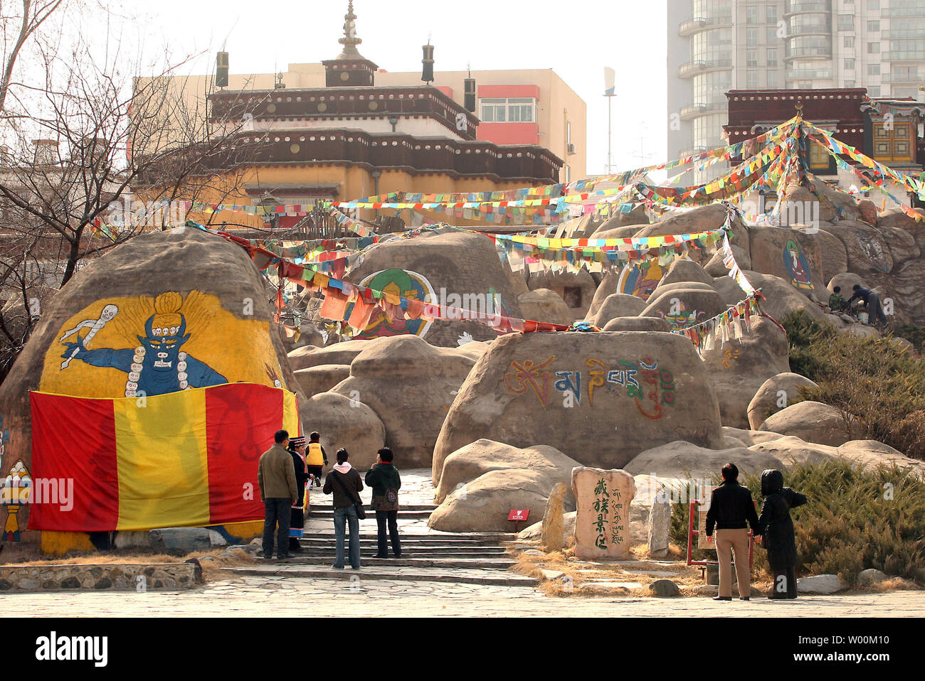 Cinese e i turisti stranieri che visitano una replica di un Altare Tempio a Lhasa, in Tibet che rappresenta una parte dei 56 gruppi etnici presentati da Han Cinese a Pechino la Cina Museo di nazionalità o di etnia cinese Parco Culturale, 15 marzo 2009. La Cina ha accusato gli Stati Uniti Il congresso della scorsa settimana di danneggiare le relazioni e di ingerenza negli affari interni della Cina passando una risoluzione riconoscendo la drammatica situazione del Tibet e la sua gente e le loro esiliato leader spirituale, il Dalai Lama. (UPI foto/Stephen rasoio) Foto Stock