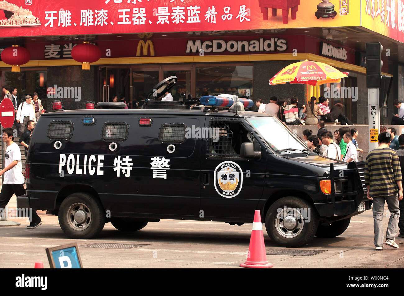 Un Cinese SWAT van è parcheggiato in un affollato tourist area dello shopping in centro a Pechino il 25 settembre 2009. Della Cina di capitale è al centro di una massiccia repressione di sicurezza in preparazione per la prossima settimana di celebrazioni per il sessantesimo anniversario della fondazione della Repubblica popolare cinese. UPI/Stephen rasoio Foto Stock