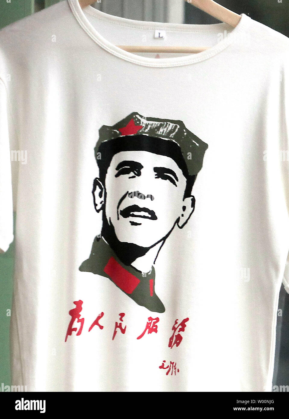 Mao t shirt immagini e fotografie stock ad alta risoluzione - Alamy