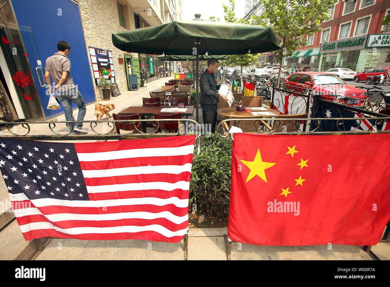 Americani e Cinesi, bandiere nazionali sono appesi intorno a un ristorante patio per attirare sia esteri e clienti cinesi a Pechino il 29 giugno 2010. Stati Uniti Federal Reserve Chairman Ben Bernanke ha detto all inizio di questo mese che la Cina ha riconosciuto che ha un 'codependency" con gli Stati Uniti e ha accolto con favore legami più stretti. UPI/Stephen rasoio Foto Stock