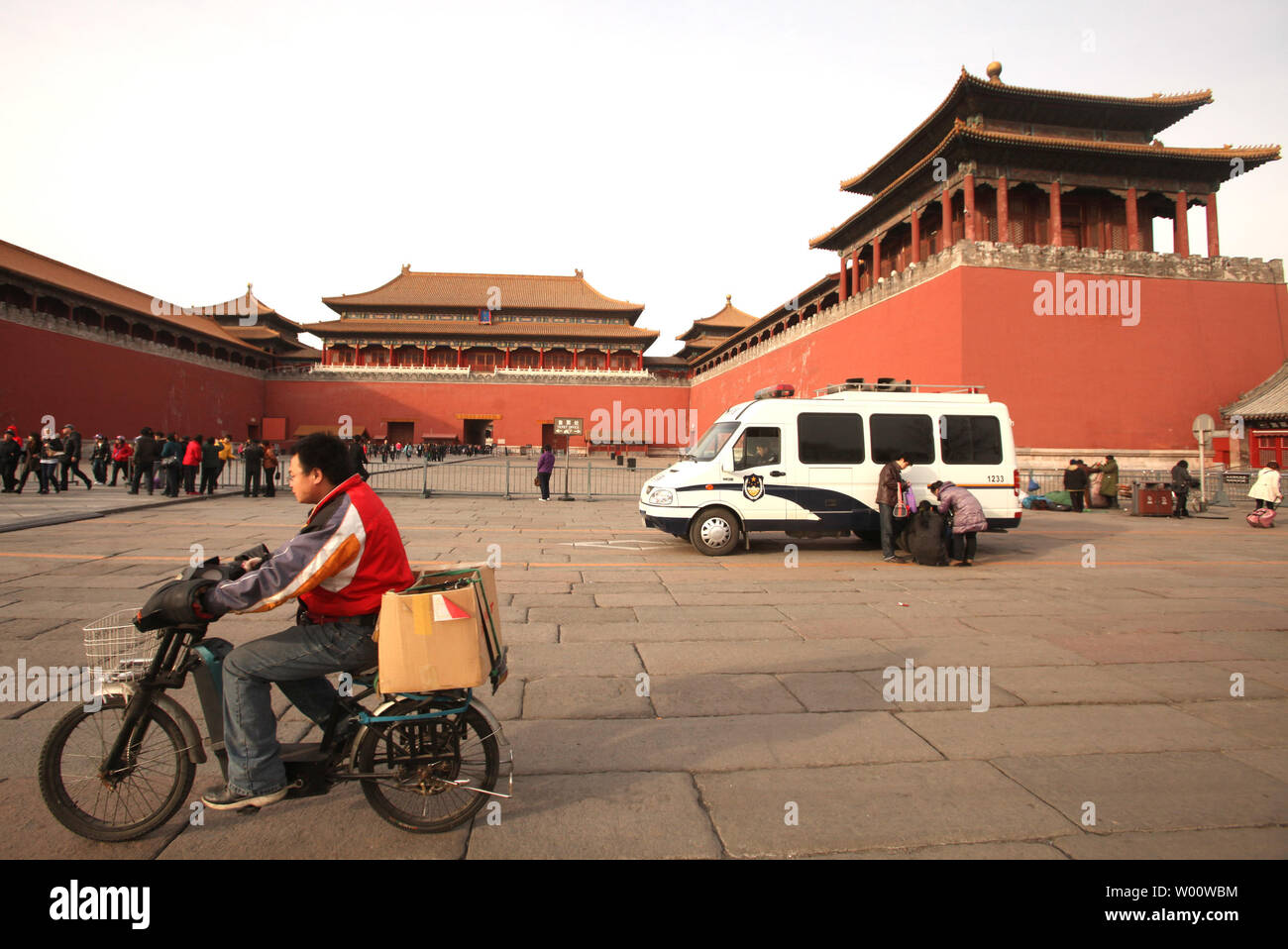 Un furgone di polizia si trova al di fuori dell'entrata principale della Città Proibita di Pechino, 26 febbraio 2011. Sicurezza in Cina il capitale rimane su un livello elevato e dopo le chiamate per le proteste come il governo autoritario imposto la sua repressione contro qualsiasi Medio Oriente-style movimento democratico. UPI/Stephen rasoio Foto Stock