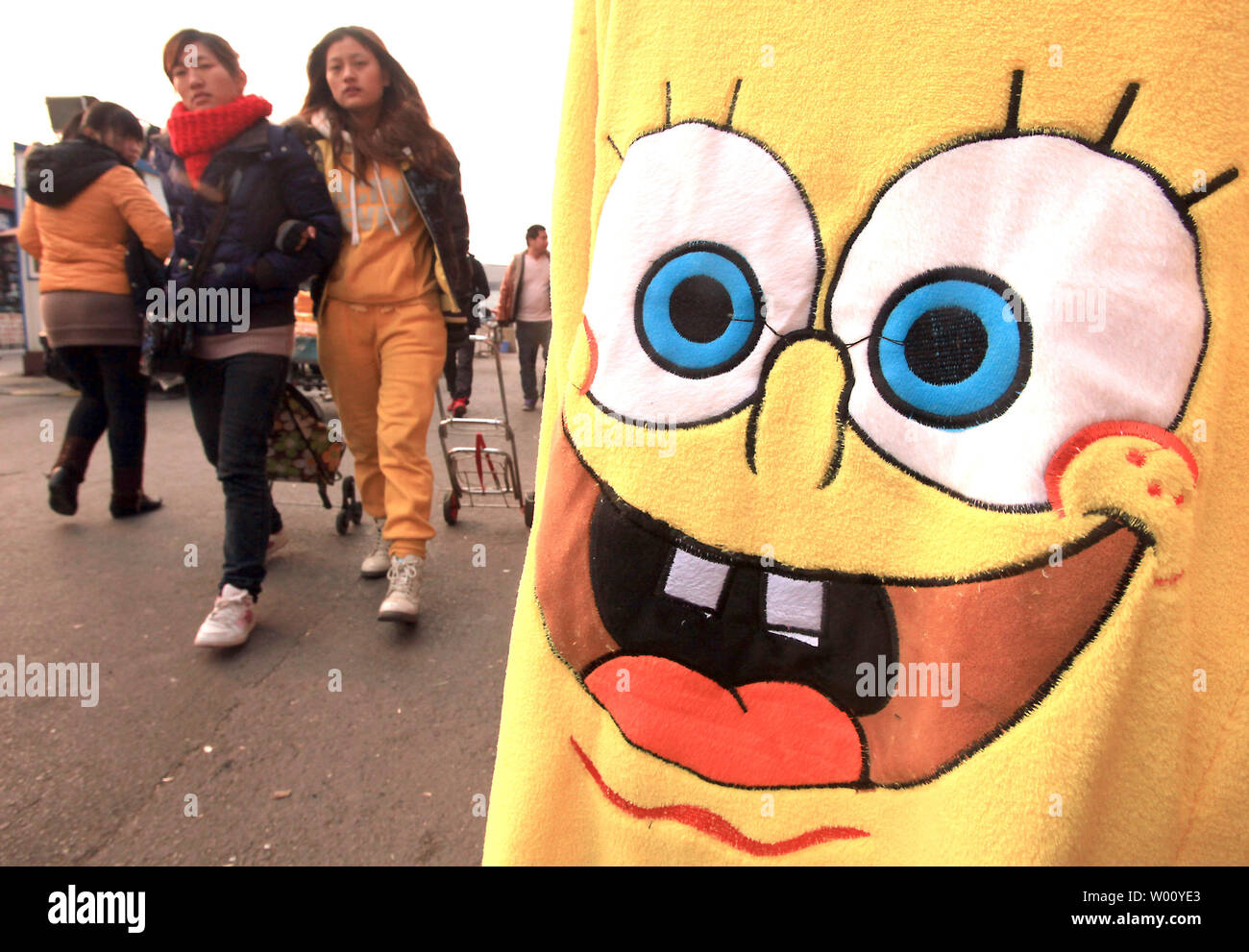 Un piccolo SpongeBob SquarePants bambola è venduto in un mercato nel centro di Pechino Dicembre 3, 2011. La American serie televisiva animata è diventato uno della Cina più popolare spettacolo per ragazzi, seguendo il percorso di Walt Disney film ad agguantare un importante quota della Cina a favore della gioventù televisione e mercato del giocattolo. Cina"un governo è sempre più permettere al paese di abbracciare la cultura occidentale, con l'international film, cibo, vestiti, musica, letteratura, le automobili e i prodotti ora disponibili presso i negozi cinesi. UPI/Stephen rasoio Foto Stock