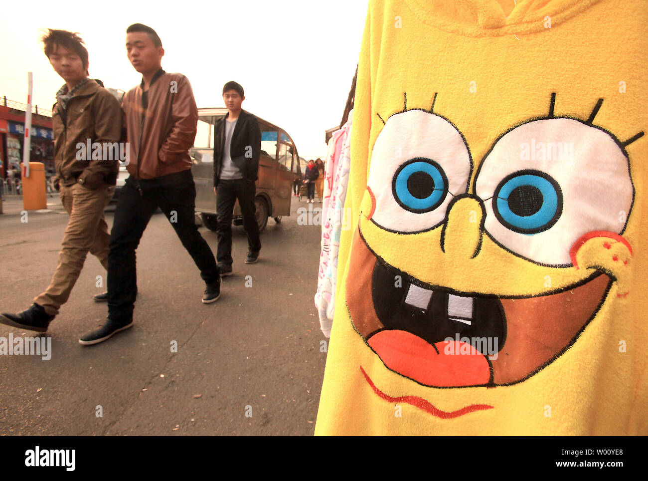 Un piccolo SpongeBob SquarePants bambola è venduto in un mercato nel centro di Pechino Dicembre 3, 2011. La American serie televisiva animata è diventato uno della Cina più popolare spettacolo per ragazzi, seguendo il percorso di Walt Disney film ad agguantare un importante quota della Cina a favore della gioventù televisione e mercato del giocattolo. Cina"un governo è sempre più permettere al paese di abbracciare la cultura occidentale, con l'international film, cibo, vestiti, musica, letteratura, le automobili e i prodotti ora disponibili presso i negozi cinesi. UPI/Stephen rasoio Foto Stock