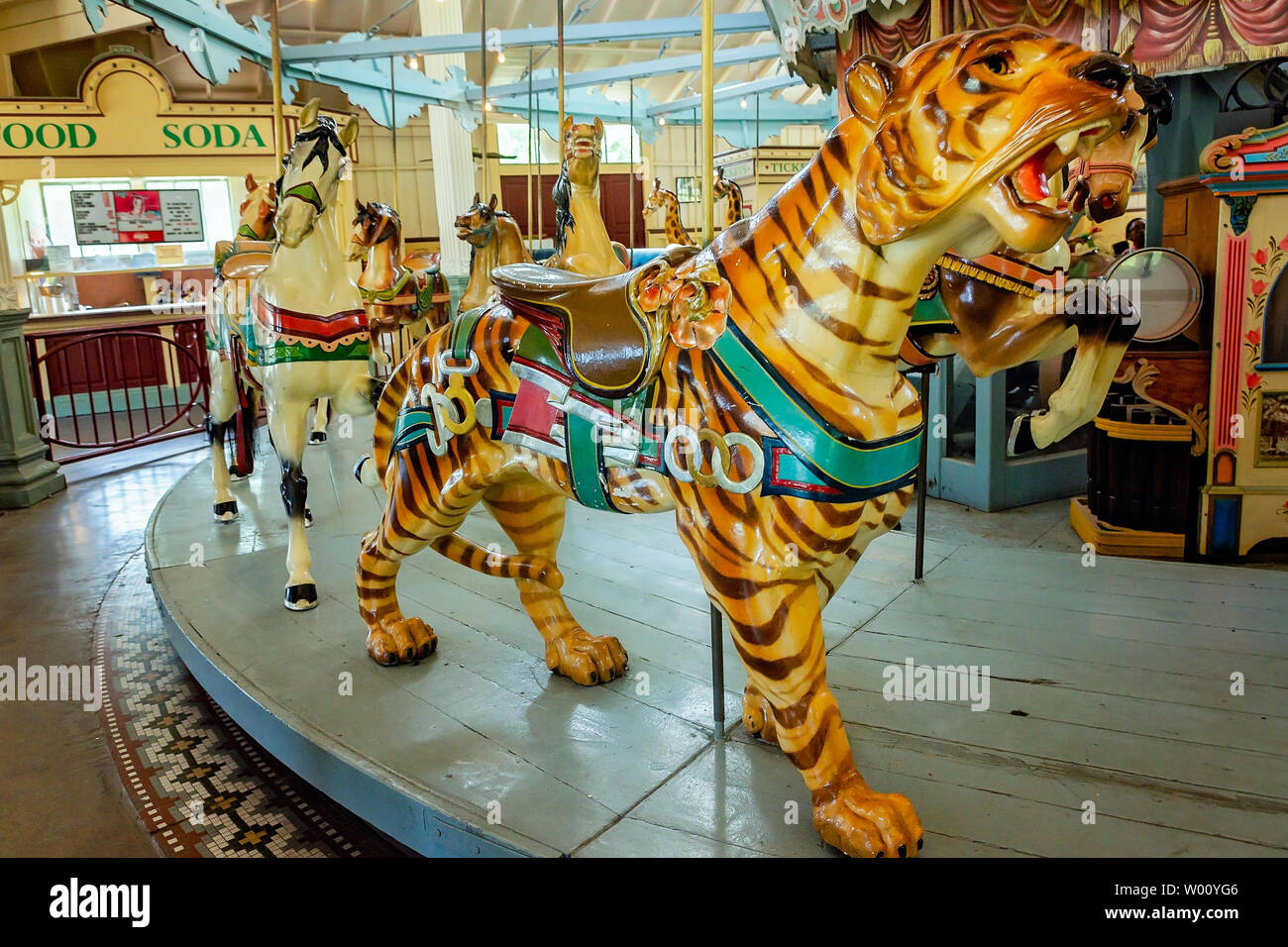 Una giostra tiger è parte del serraglio fantasiose di animali da zoo sulla Dentzel Carousel, 23 giugno 2019, a Meridian, Mississippi. Foto Stock