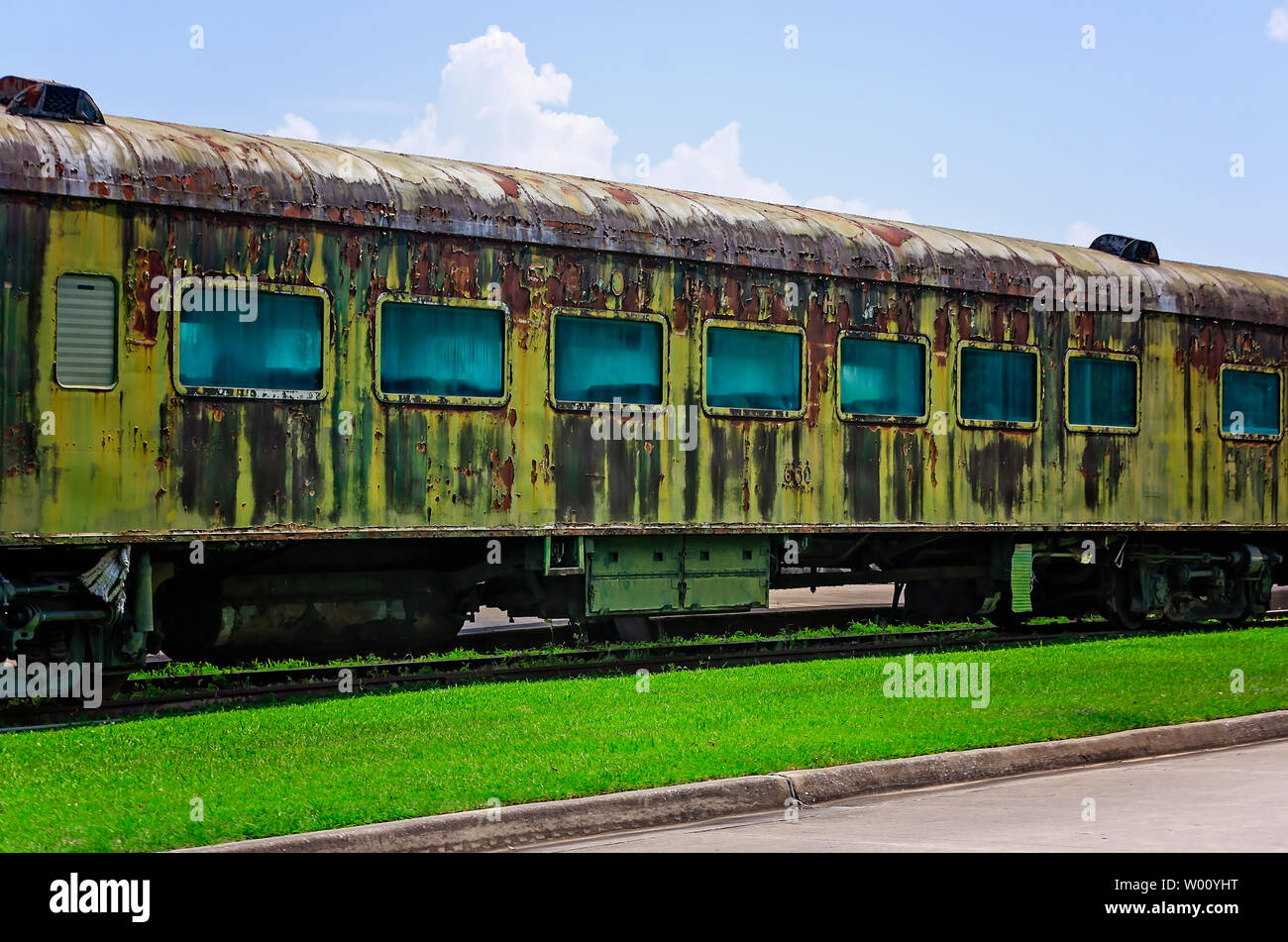 Una 56-seat auto pullman, costruito nel 1947 per le centrali della Georgia Railway, siede dietro il meridiano Railroad Museum il 23 giugno 2019, a Meridian, Mississippi. Foto Stock