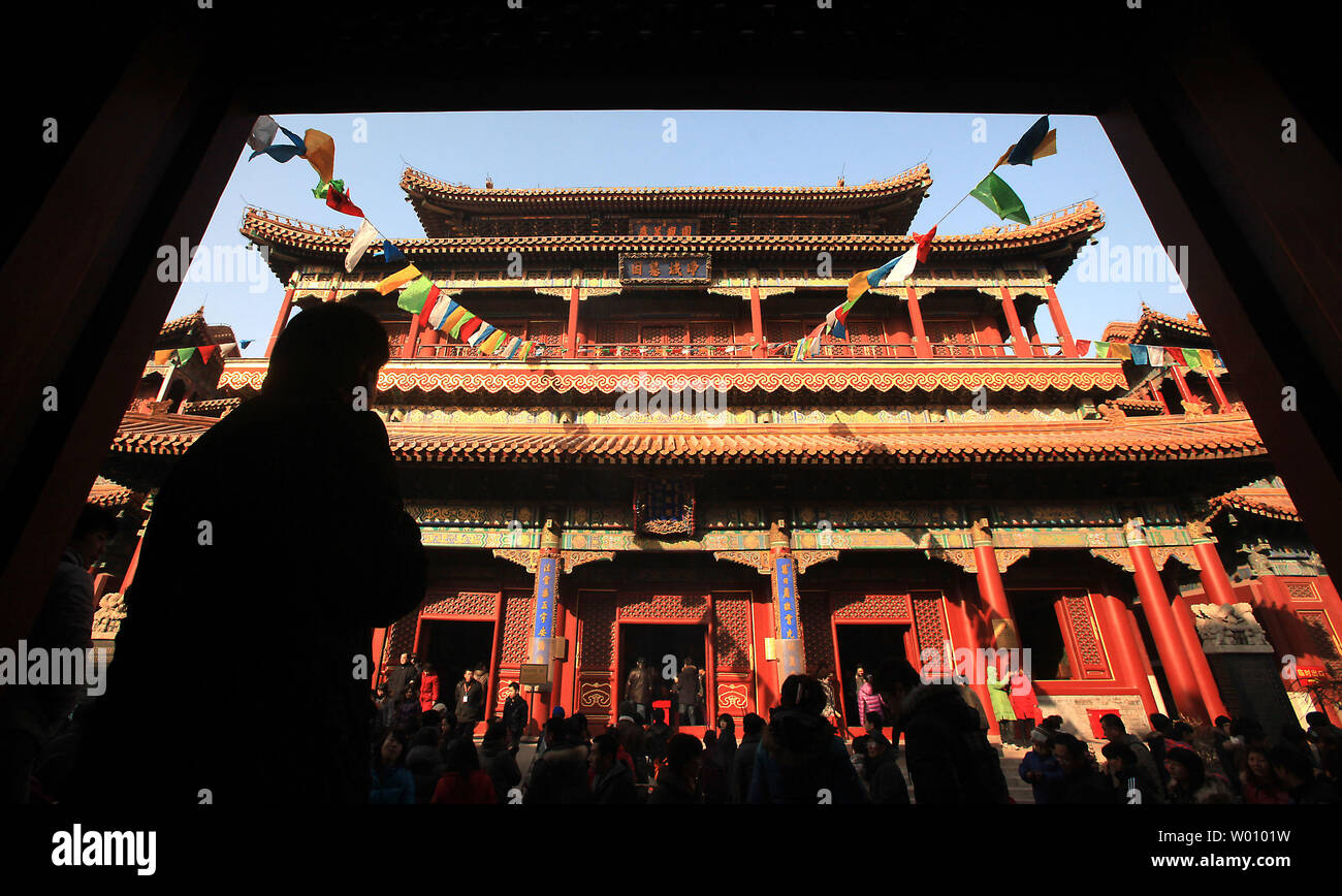I Buddisti cinesi e turisti visitano il Tibetano Yonghegong Tempio Lama durante la Cina del nuovo anno il Festival di Primavera a Pechino il 26 gennaio 2012. Deadly showdown tra cinesi delle forze di sicurezza e tibetani in una irrequieta regione della Cina occidentale la diffusione di una seconda città questa settimana, con almeno due tibetani essendo sparato e ucciso da arma da fuoco. Dal marzo 2011, 16 etnico tibetano hanno fissato essi stessi sul fuoco in quanto sono descritti come proteste a percezione culturale e religiosa sotto la repressione cinese Han regola. UPI/Stephen rasoio Foto Stock