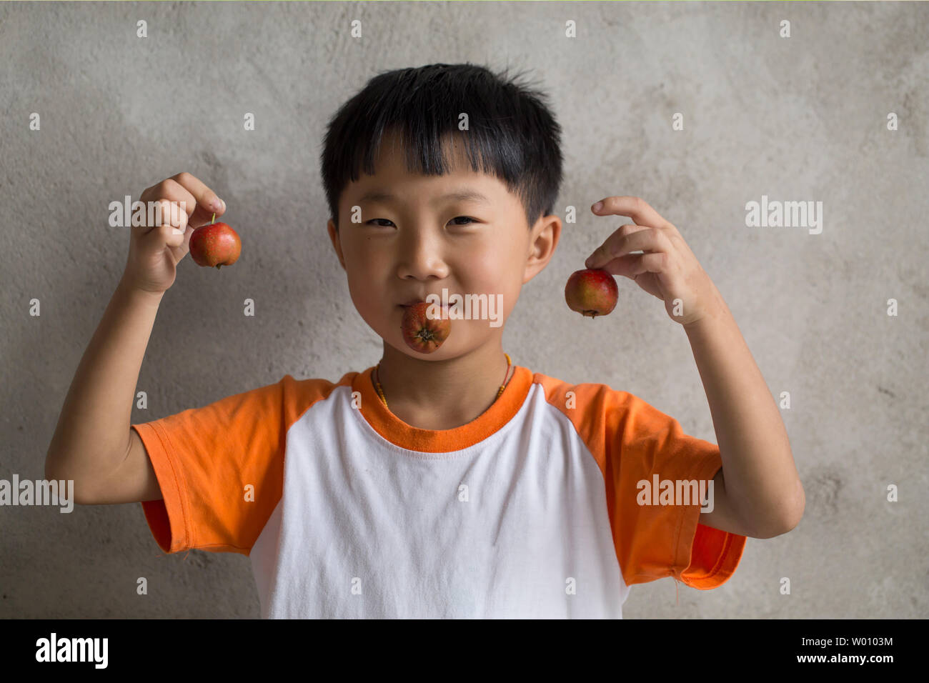 Un cattivo ragazzo mangiare biancospino Foto Stock
