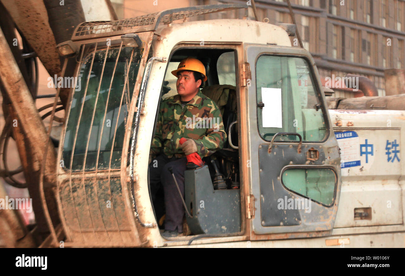 Un trapano cinese operatore lavora su un edificio sito nel centro di Pechino, 16 febbraio 2012. Gli economisti temono che la Cina del rallentamento della crescita economica - rallentamento a causa di politiche di governo volte a raffreddamento rapido di un boom immobiliare e addomesticare elevati tassi di inflazione - avrà un impatto negativo sull'economia degli Stati Uniti. UPI/Stephen rasoio Foto Stock