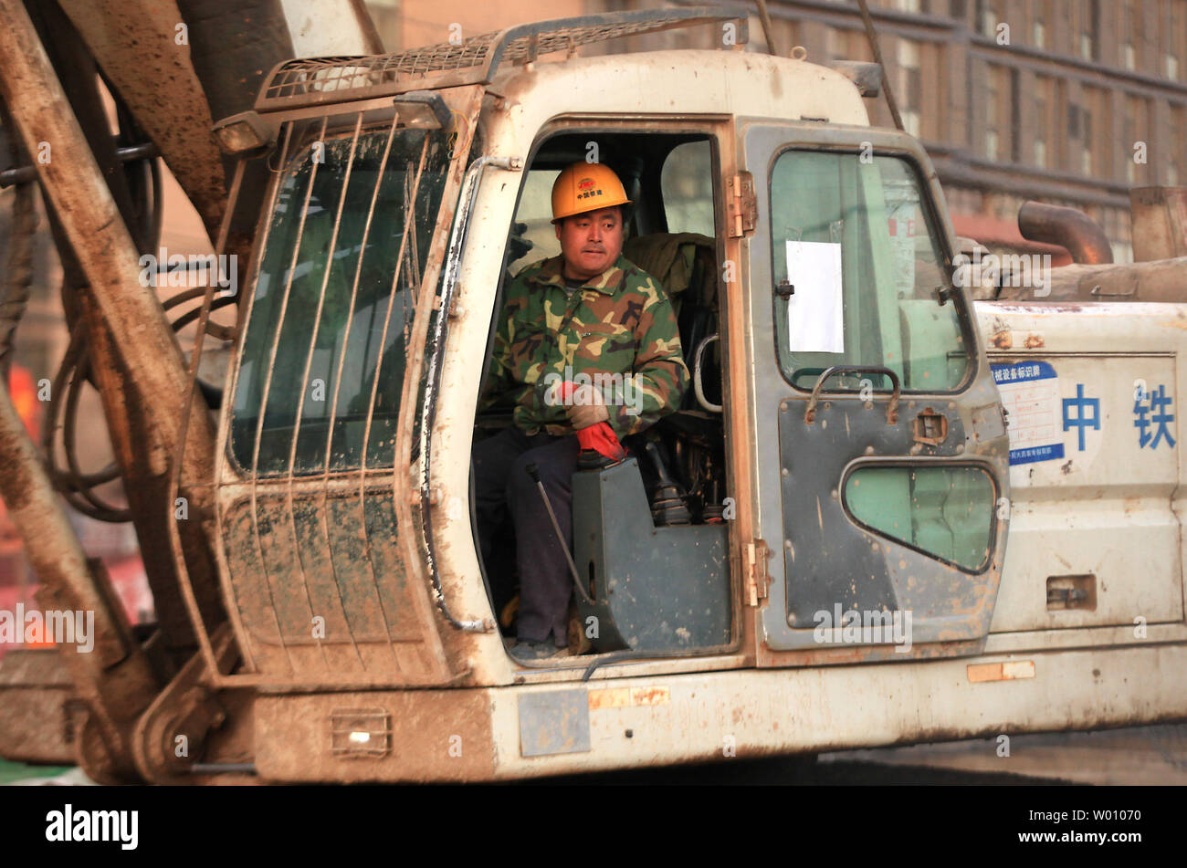Un trapano cinese operatore lavora su un edificio sito nel centro di Pechino, 16 febbraio 2012. Gli economisti temono che la Cina del rallentamento della crescita economica - rallentamento a causa di politiche di governo volte a raffreddamento rapido di un boom immobiliare e addomesticare elevati tassi di inflazione - avrà un impatto negativo sull'economia degli Stati Uniti. UPI/Stephen rasoio Foto Stock