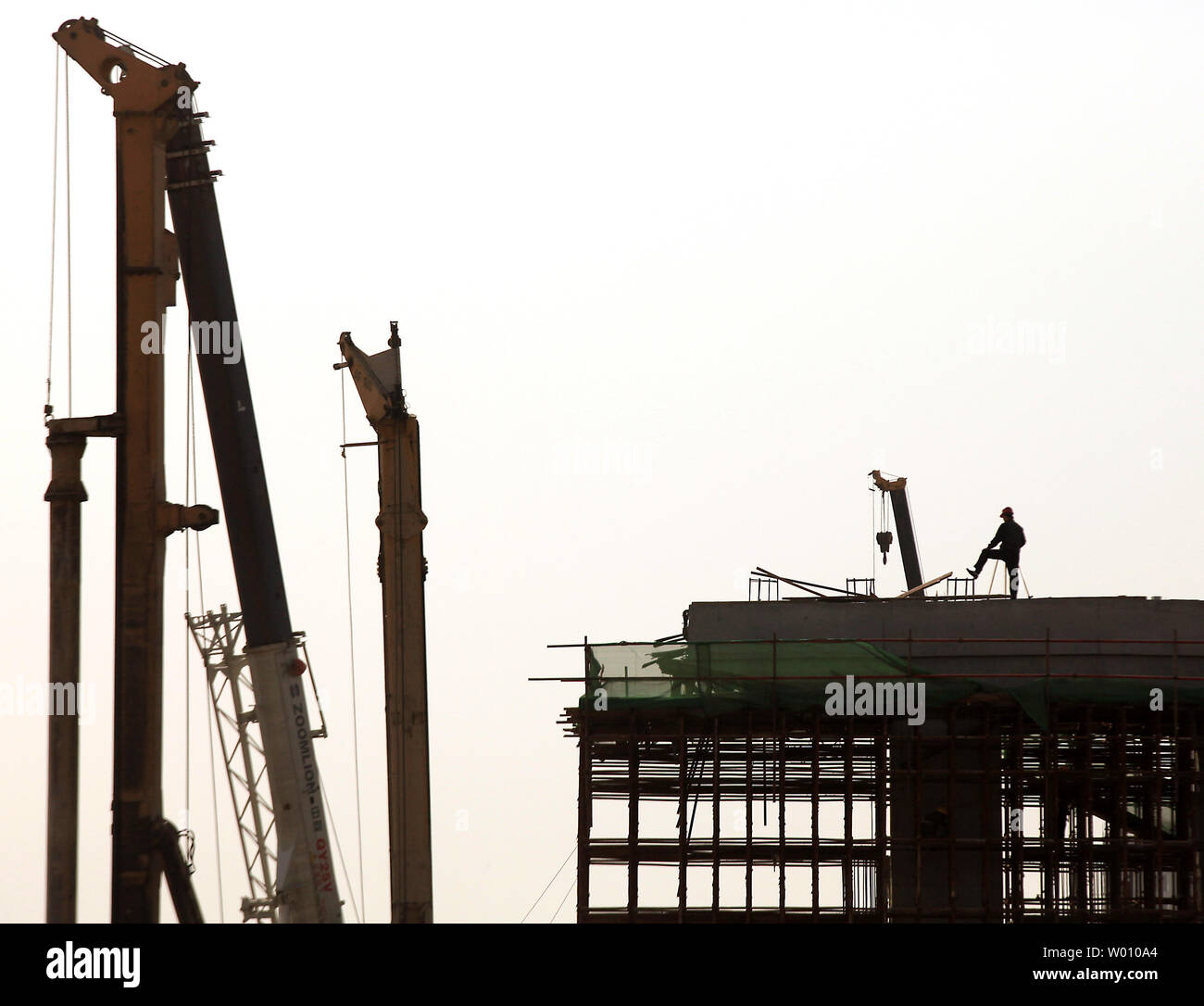 Il cinese operai edili costruire una nuova autostrada sopraelevata a Pechino il 3 aprile 2012. Progetti di infrastrutture, in particolare trasporti, sono un fattore importante in Cina nazionale della crescita economica e della stabilità. UPI/Stephen rasoio Foto Stock