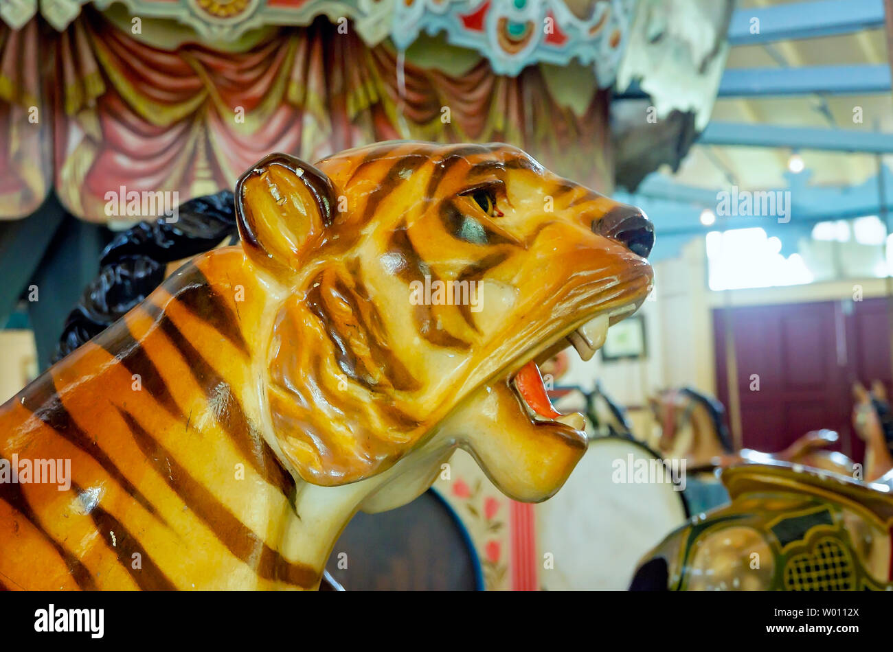 Una giostra tiger è parte del serraglio fantasiose di animali da zoo sulla Dentzel Carousel, 23 giugno 2019, a Meridian, Mississippi. Foto Stock