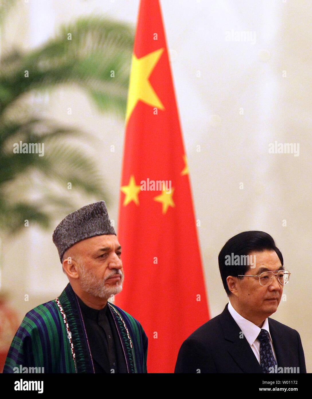 Il presidente cinese Hu Jintao (R) e il Presidente afgano Hamid Karzai per ascoltare i loro rispettivi inni nazionali durante una cerimonia di benvenuto nella Grande Sala del Popolo di Pechino il 8 giugno 2012. Hu ha detto a Karzai il venerdì che la Cina fornirà 'sincere e disinteressato aiuto' in Afghanistan, come ha accolto il paese a diventare un osservatore a livello regionale del blocco di sicurezza ancorato da Pechino e Mosca. UPI/Stephen rasoio Foto Stock