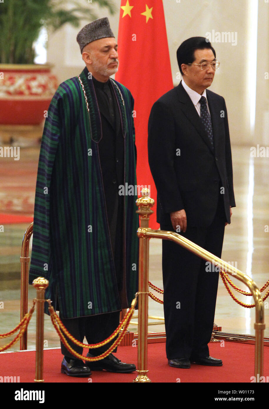 Il presidente cinese Hu Jintao (R) e il Presidente afgano Hamid Karzai per ascoltare i loro rispettivi inni nazionali durante una cerimonia di benvenuto nella Grande Sala del Popolo di Pechino il 8 giugno 2012. Hu ha detto a Karzai il venerdì che la Cina fornirà 'sincere e disinteressato aiuto' in Afghanistan, come ha accolto il paese a diventare un osservatore a livello regionale del blocco di sicurezza ancorato da Pechino e Mosca. UPI/Stephen rasoio Foto Stock