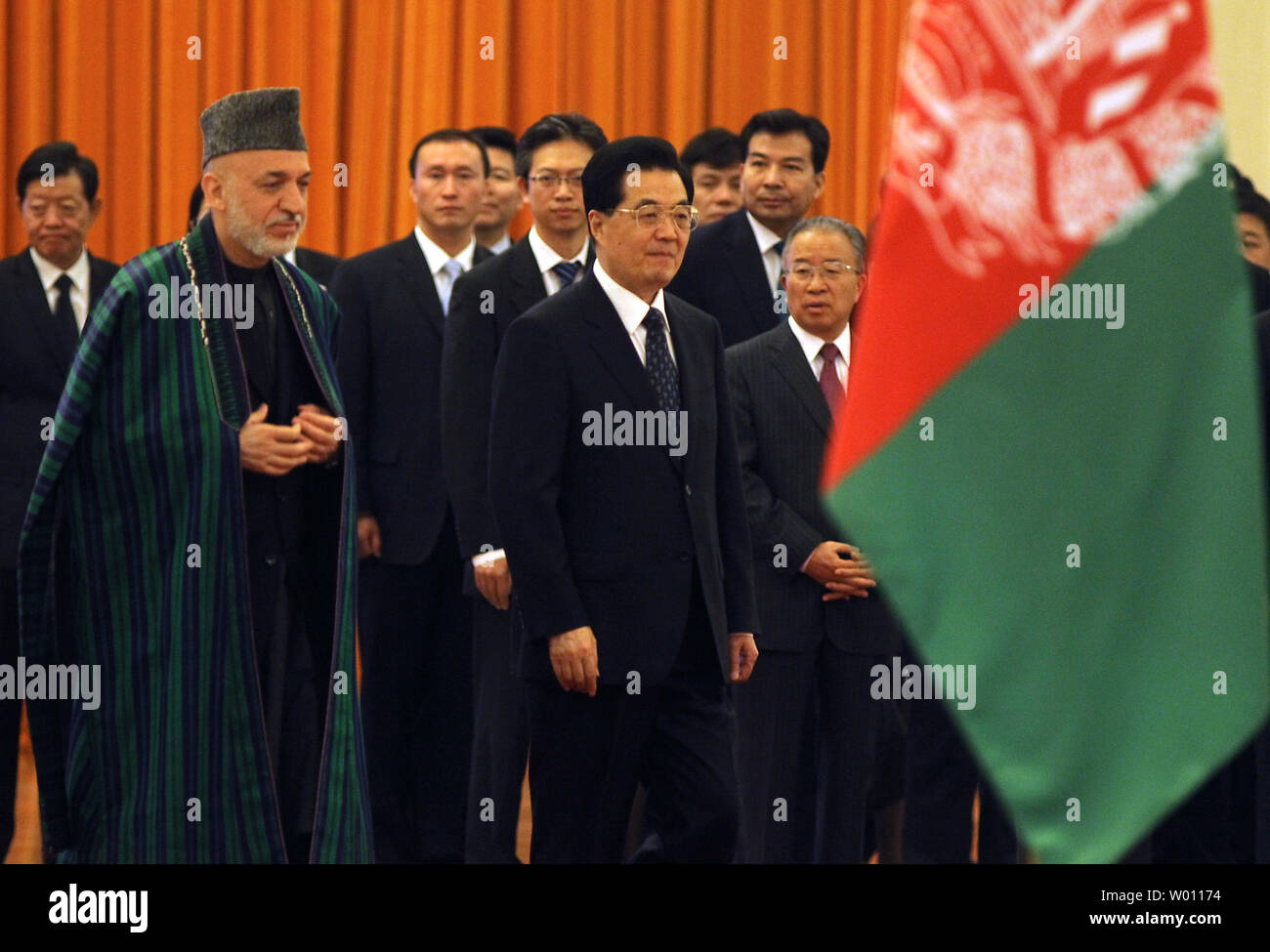 Il presidente cinese Hu Jintao (C) accompagnatrici il Presidente afgano Hamid Karzai (L) per una cerimonia di benvenuto nella Grande Sala del Popolo di Pechino il 8 giugno 2012. Hu ha detto a Karzai il venerdì che la Cina fornirà 'sincere e disinteressato aiuto' in Afghanistan, come ha accolto il paese a diventare un osservatore a livello regionale del blocco di sicurezza ancorato da Pechino e Mosca. UPI/Stephen rasoio Foto Stock